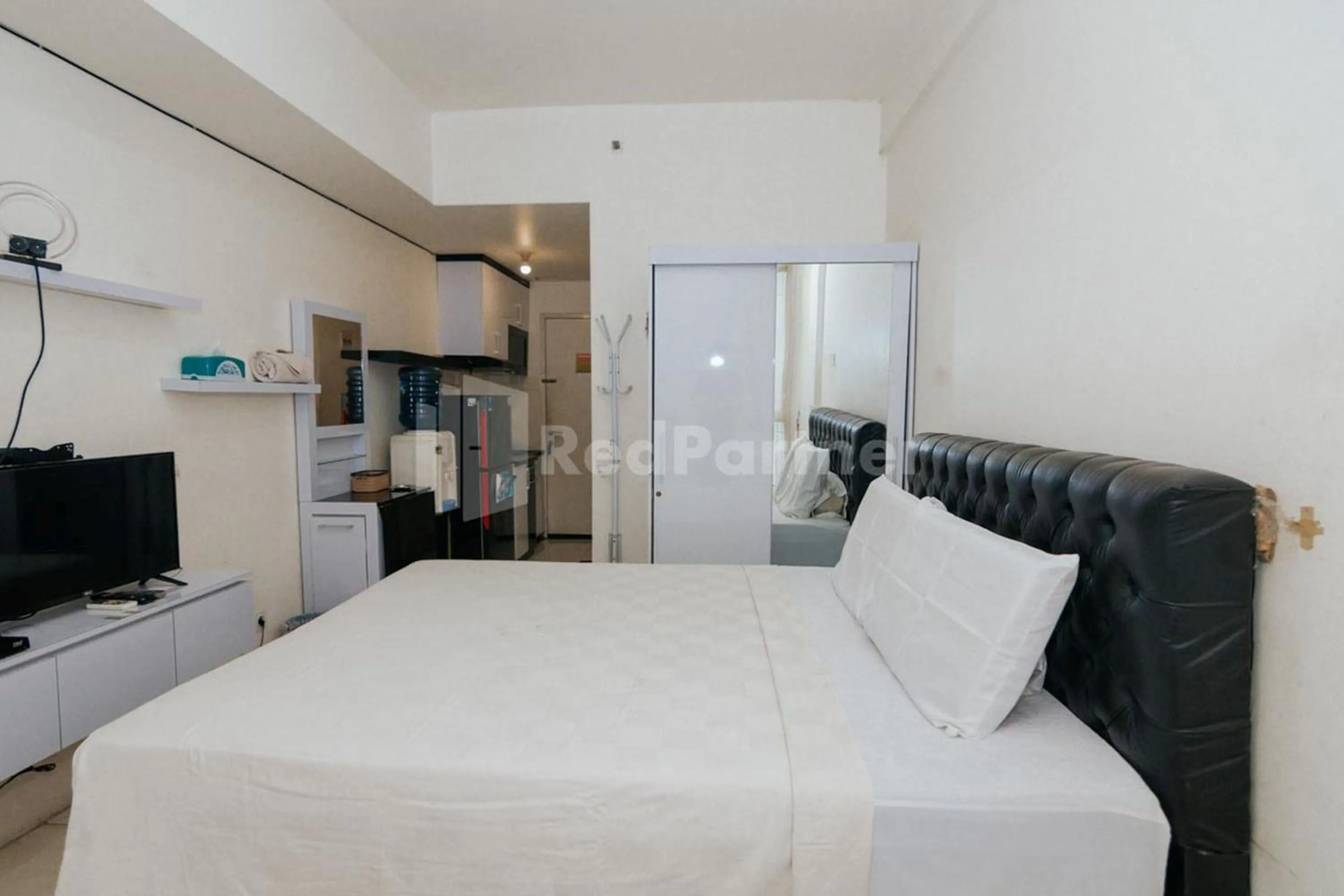 Bedroom, Bed in RedLiving Apartemen Skylounge Tamansari - Vanez Room