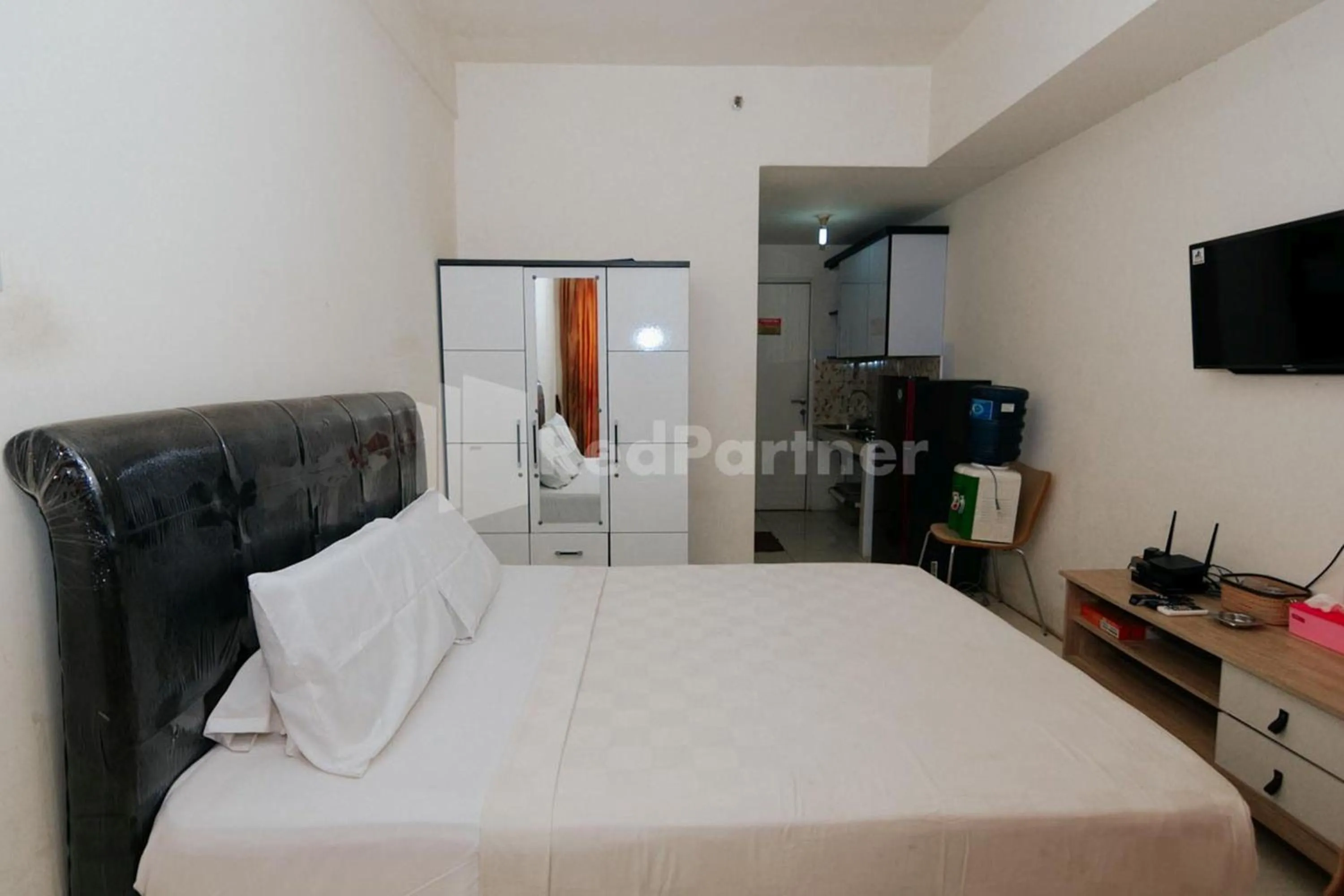 Bedroom, Bed in RedLiving Apartemen Skylounge Tamansari - Vanez Room