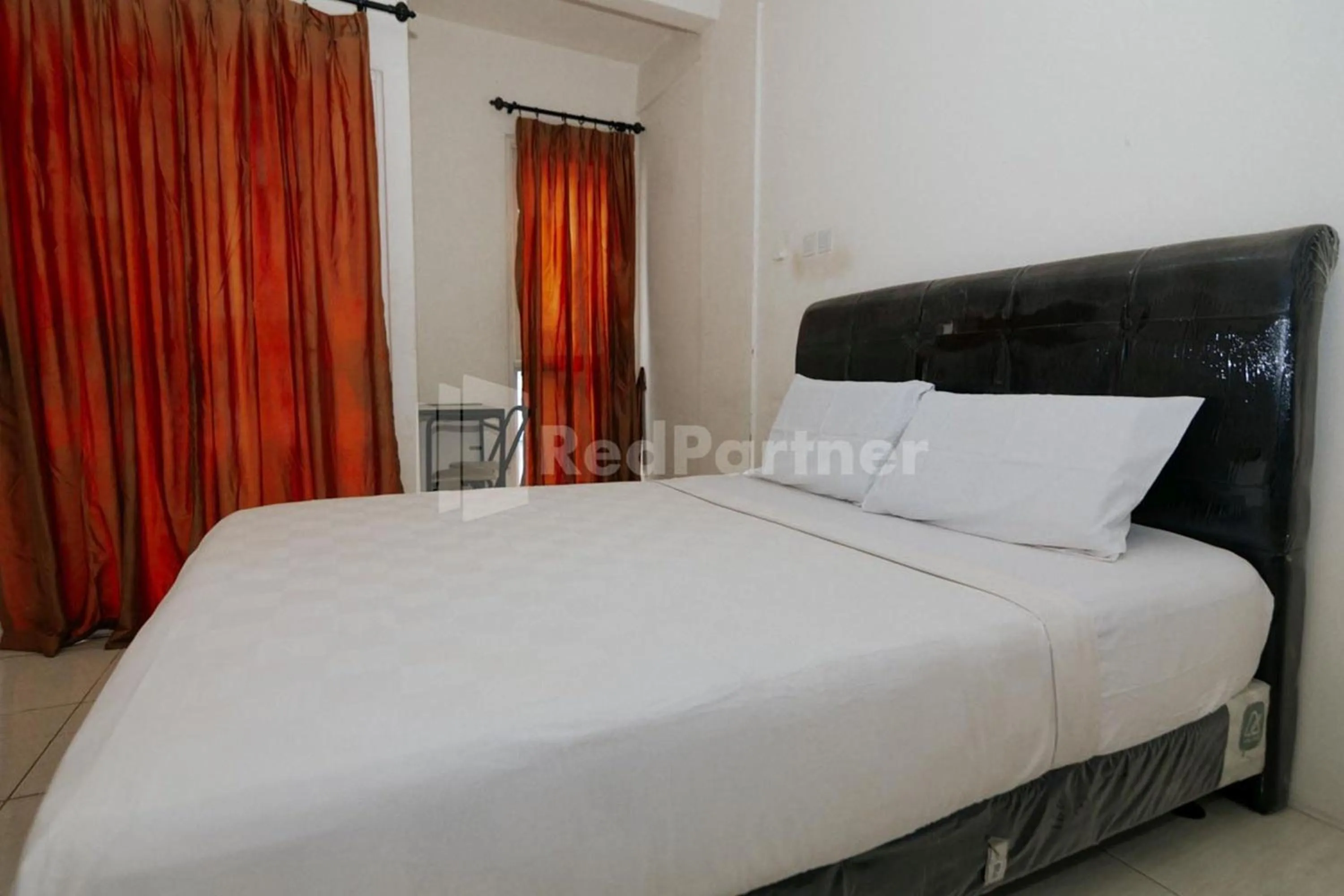 Bedroom, Bed in RedLiving Apartemen Skylounge Tamansari - Vanez Room