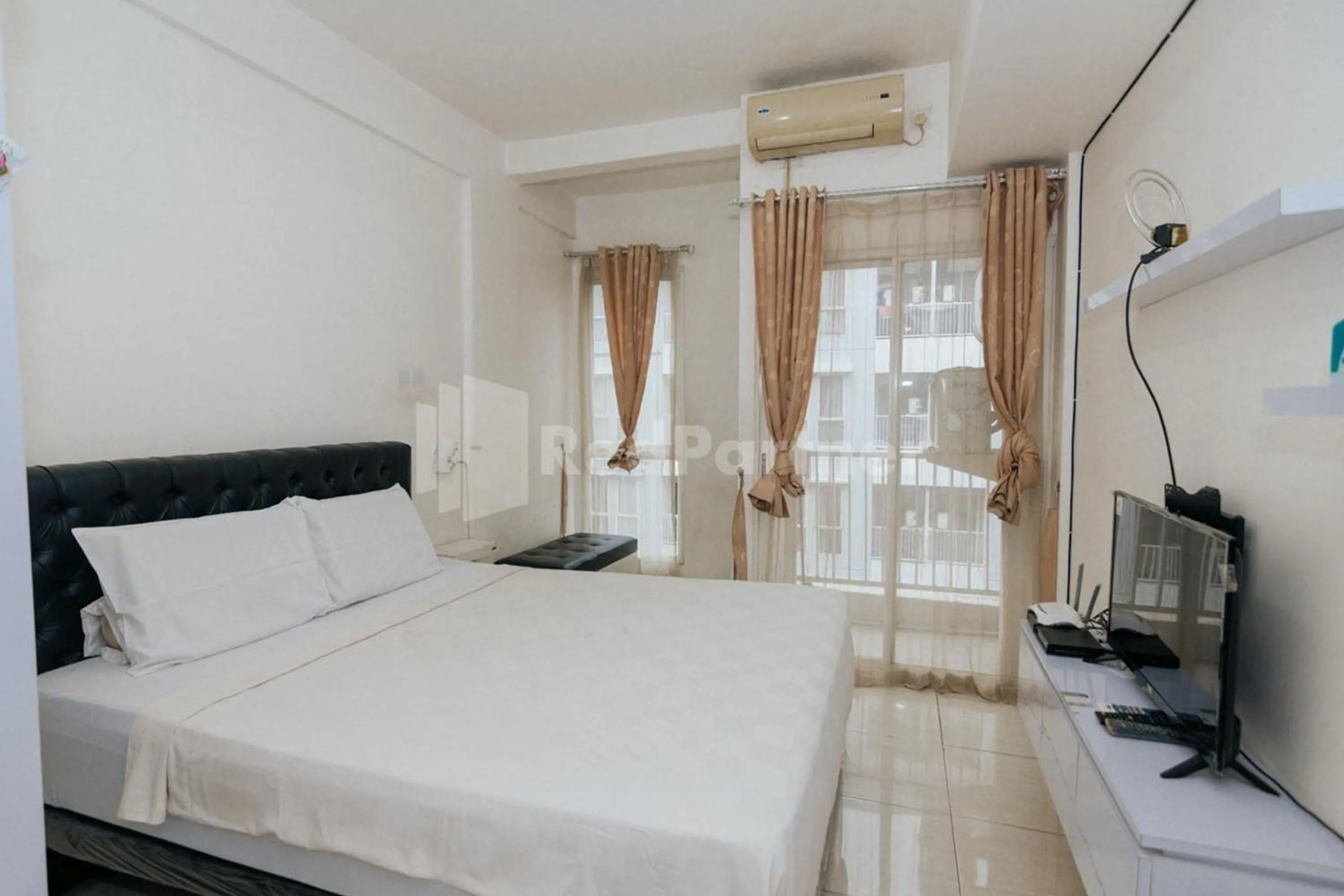 Bedroom, Bed in RedLiving Apartemen Skylounge Tamansari - Vanez Room