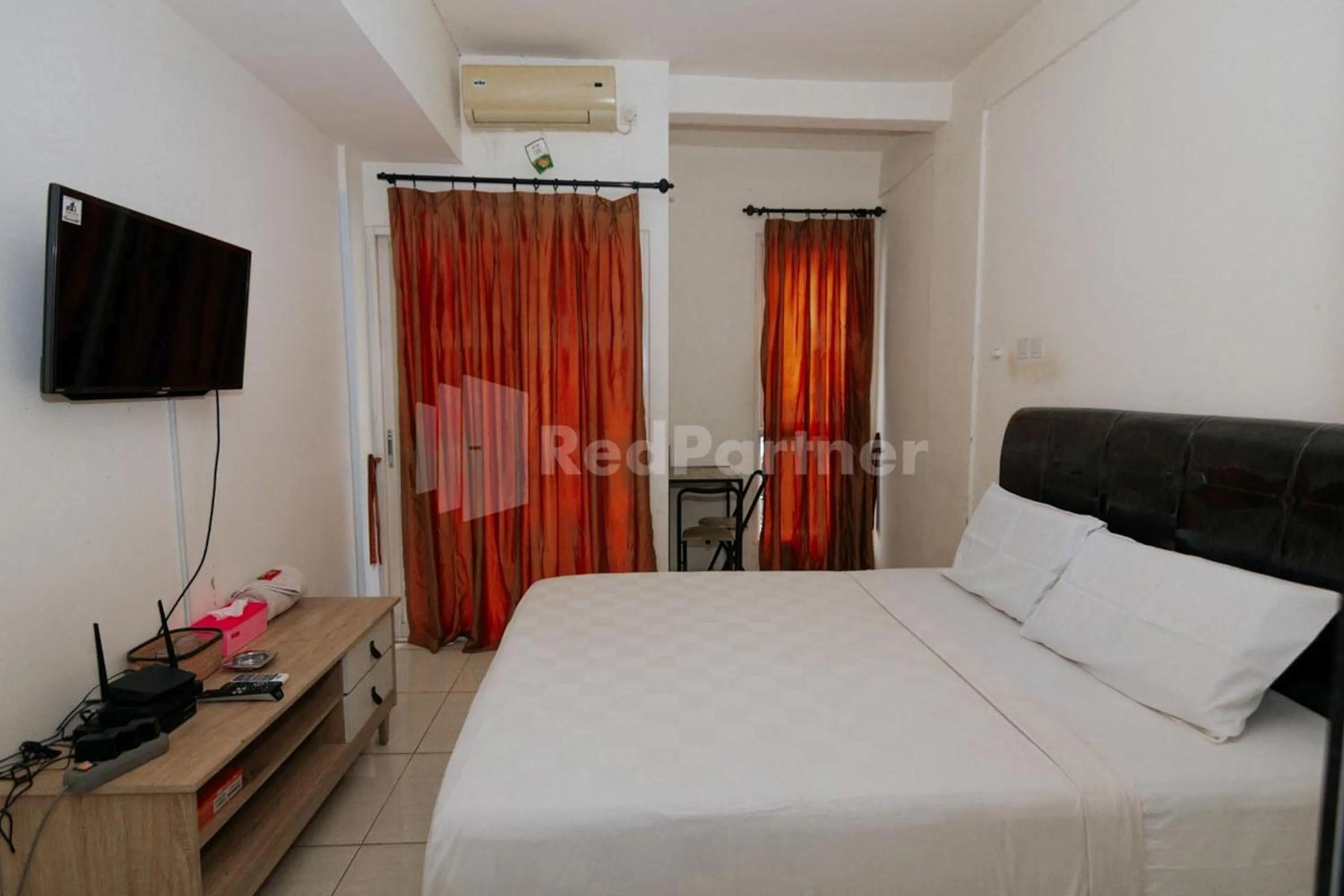 Studio in RedLiving Apartemen Skylounge Tamansari - Vanez Room