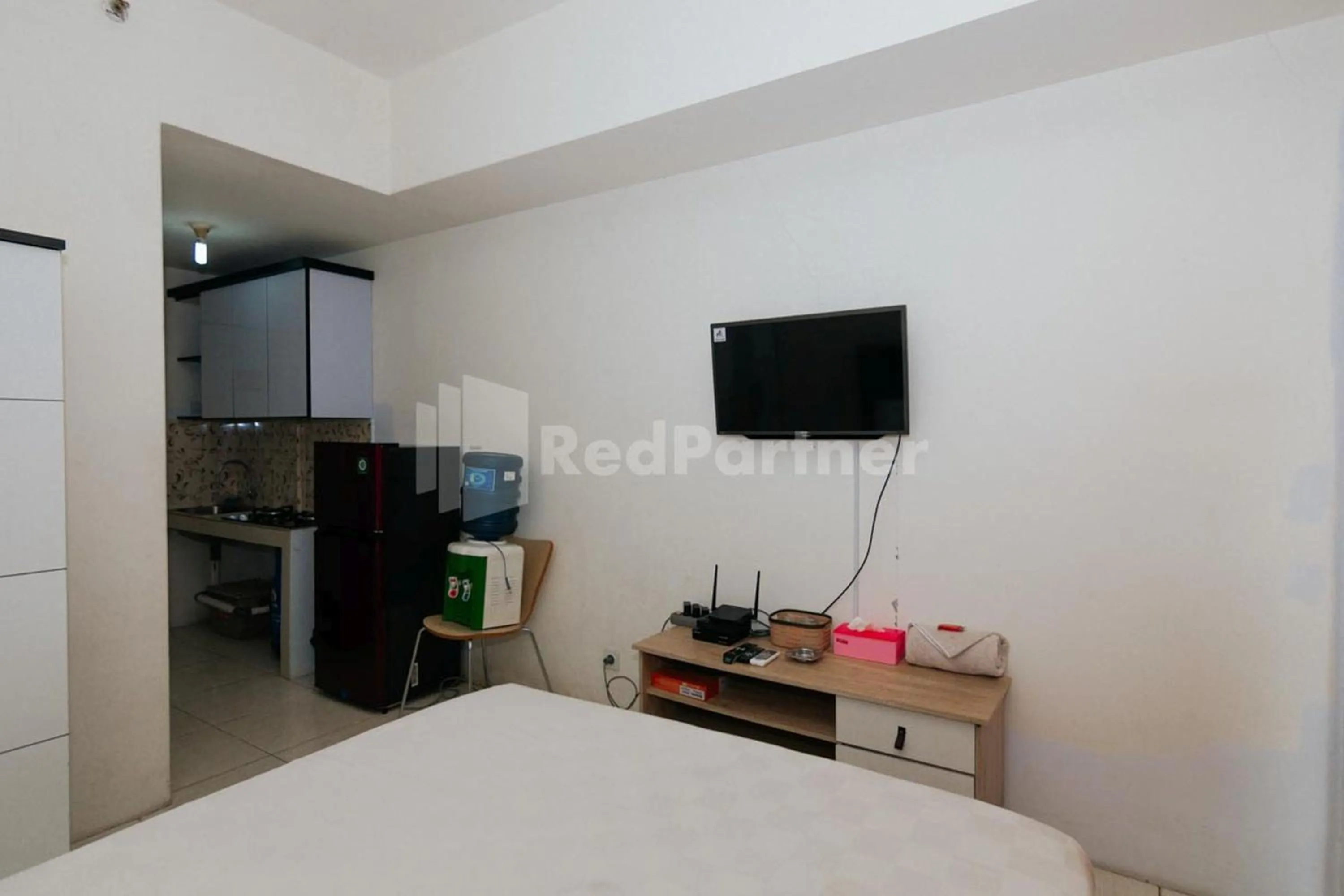 TV and multimedia, Bed in RedLiving Apartemen Skylounge Tamansari - Vanez Room
