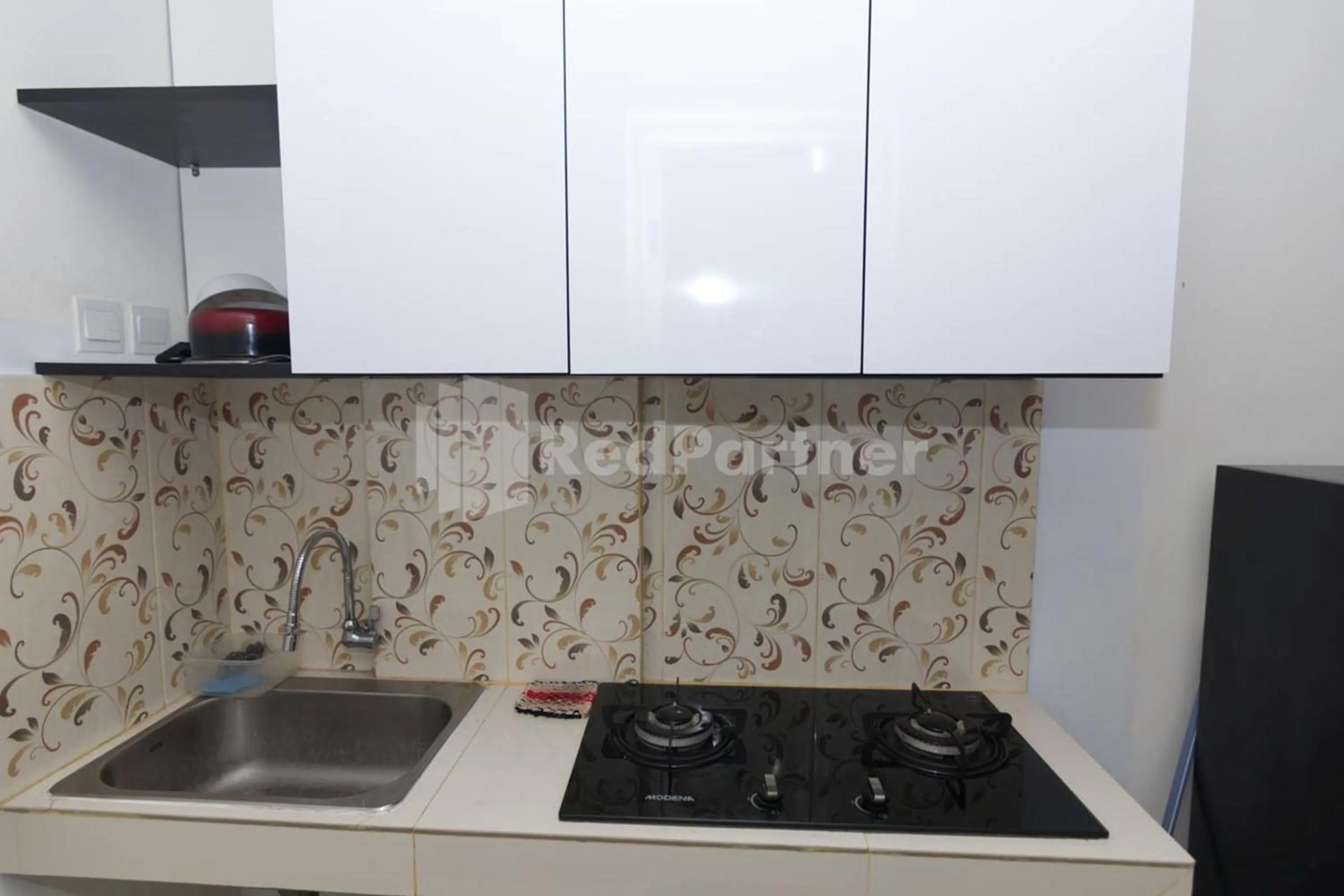 Kitchen or kitchenette in RedLiving Apartemen Skylounge Tamansari - Vanez Room
