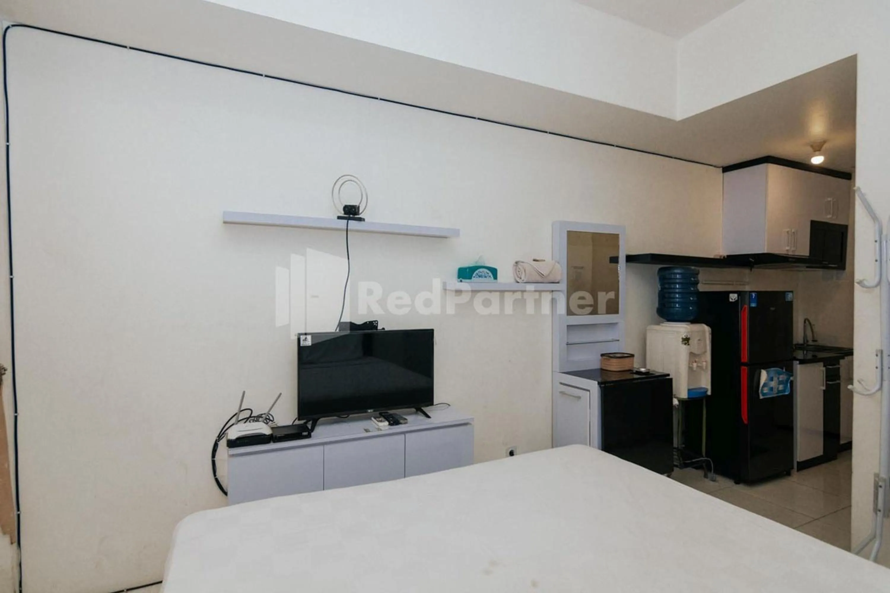 Photo of the whole room, Bed in RedLiving Apartemen Skylounge Tamansari - Vanez Room