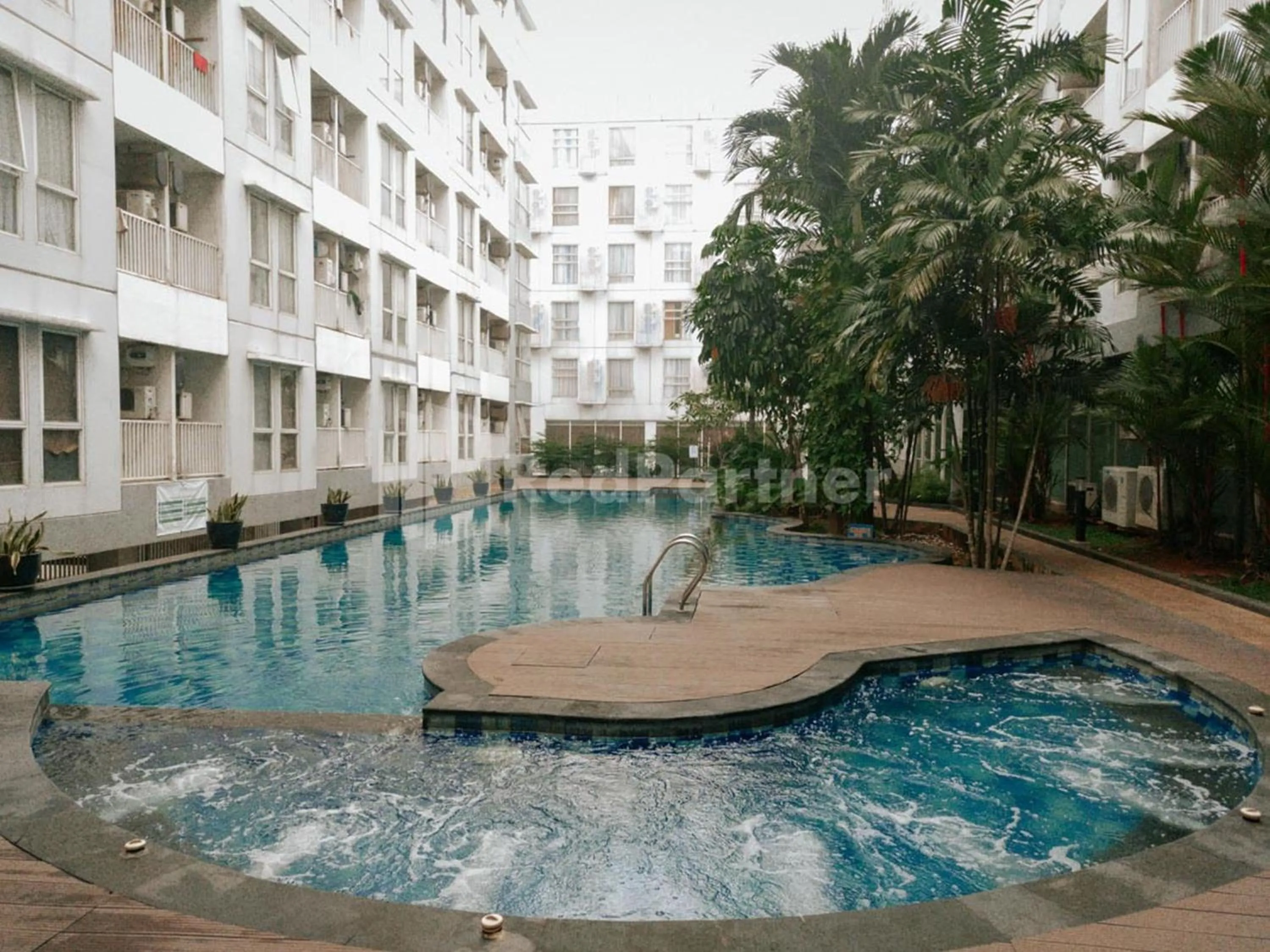 Swimming pool in RedLiving Apartemen Skylounge Tamansari - Vanez Room