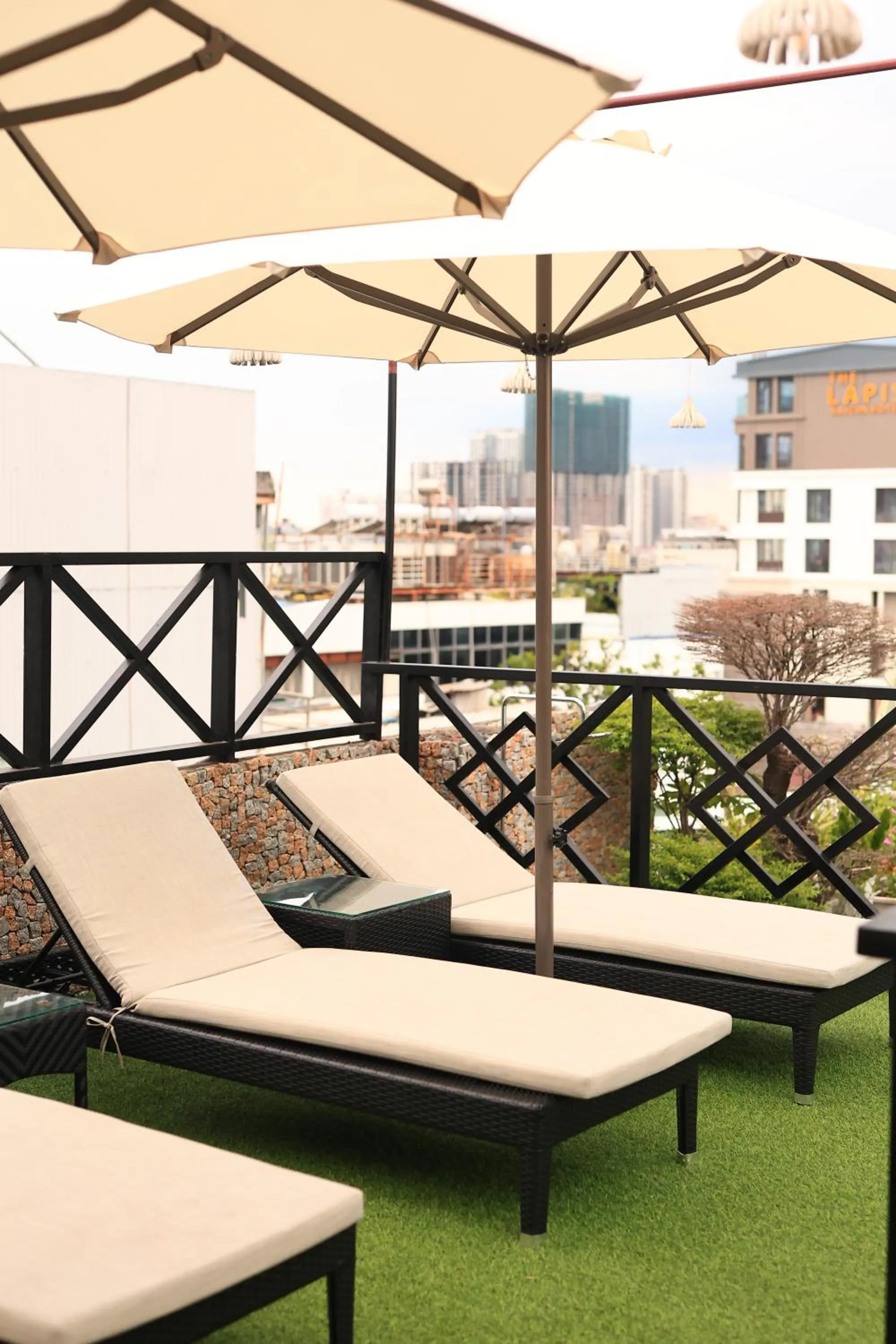 California Saigon Hotel & Rooftop Pool