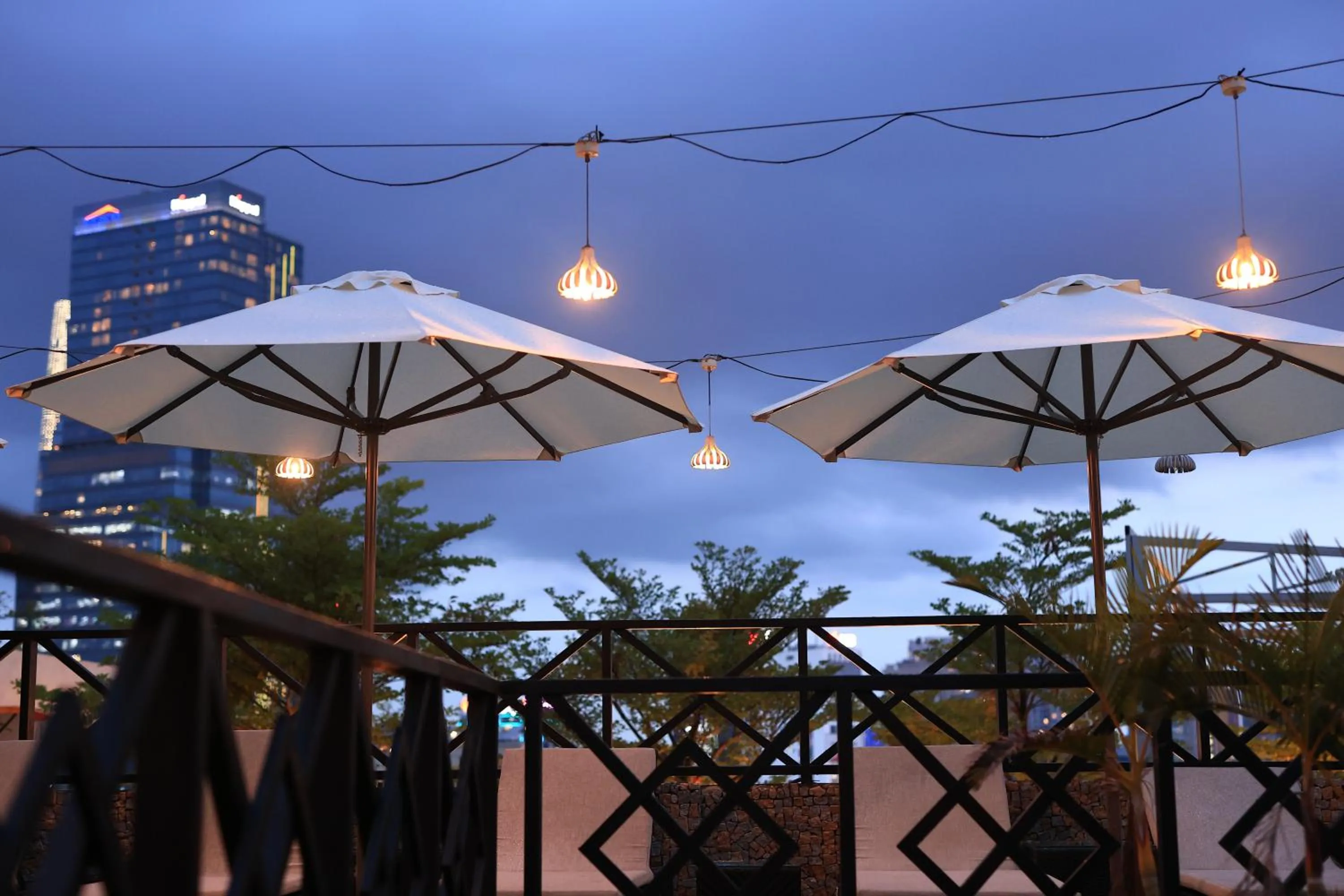 California Saigon Hotel & Rooftop Pool