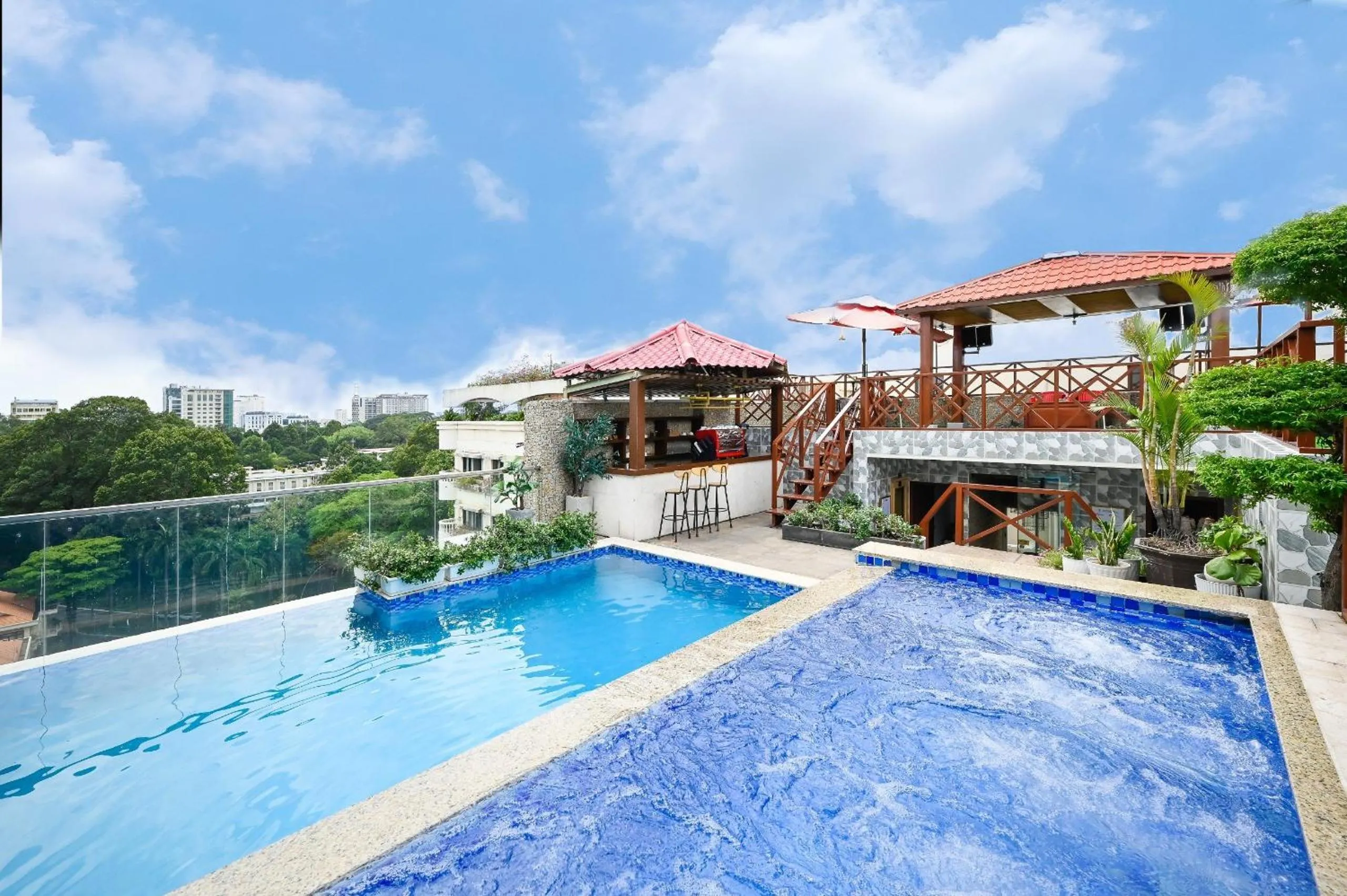 Hot Tub in California Saigon Hotel & Rooftop Pool