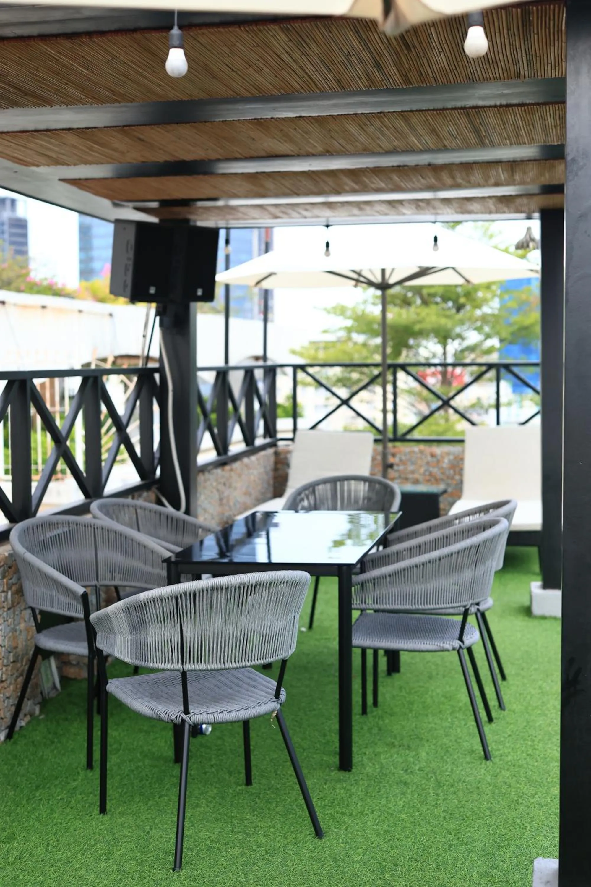 California Saigon Hotel & Rooftop Pool