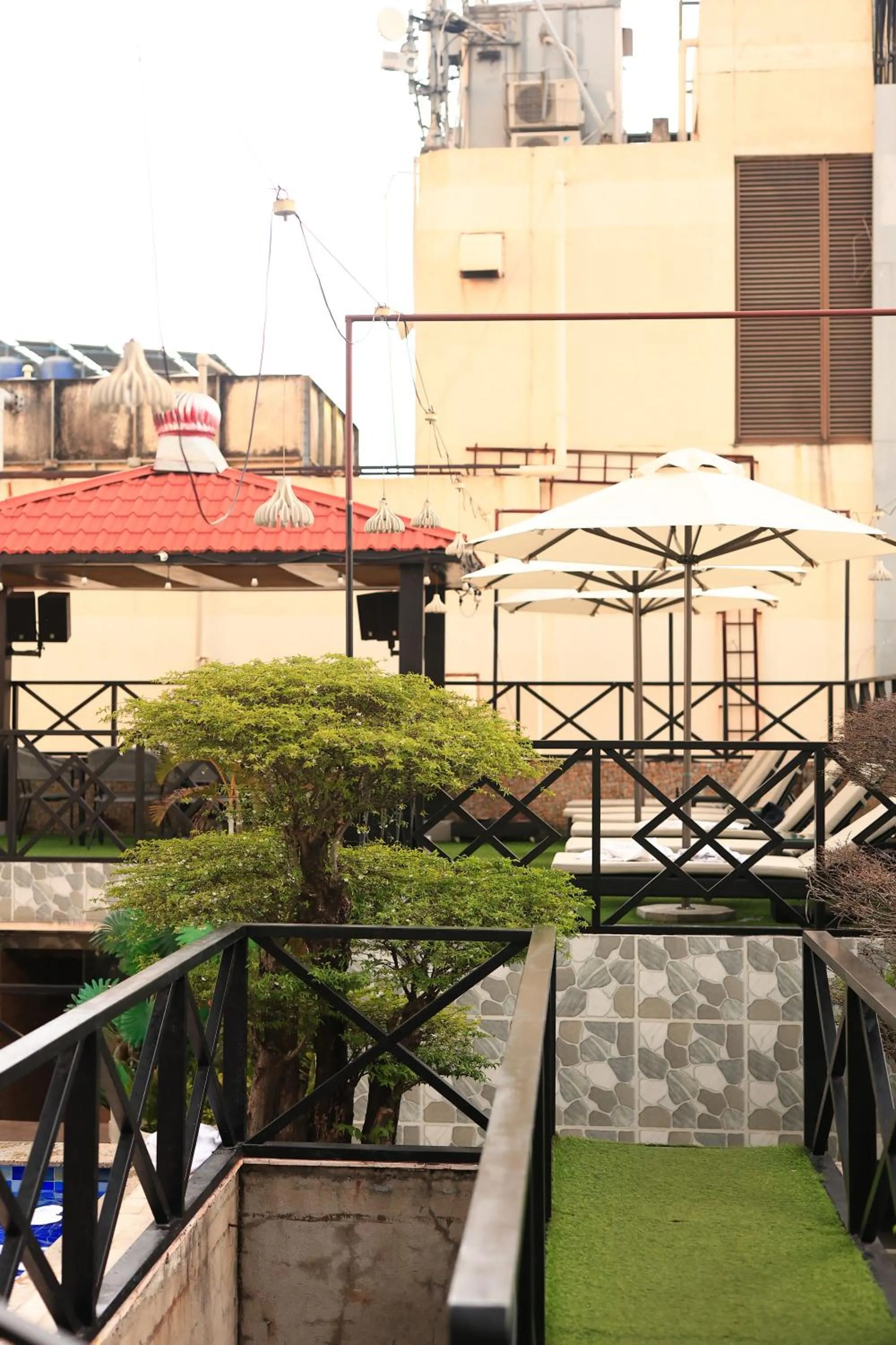 California Saigon Hotel & Rooftop Pool