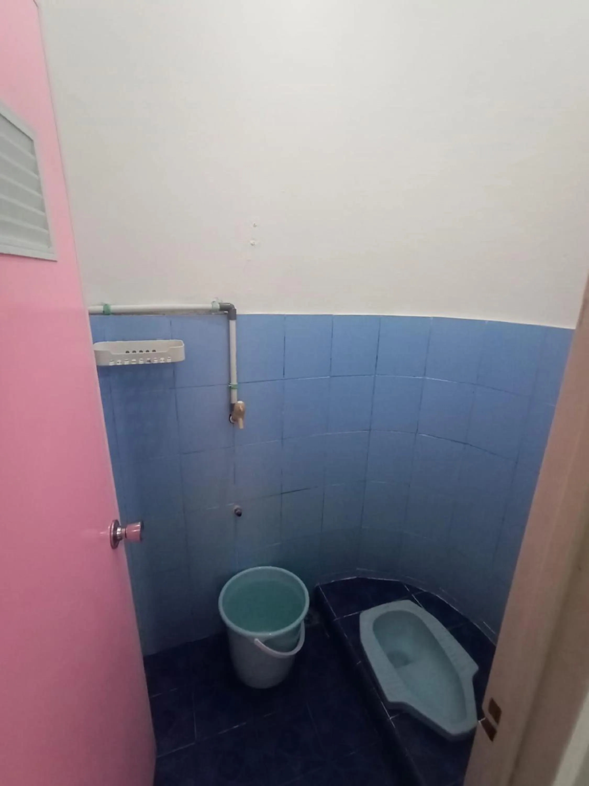Bathroom in SPOT ON 91597 Sharie Homestay Syariah