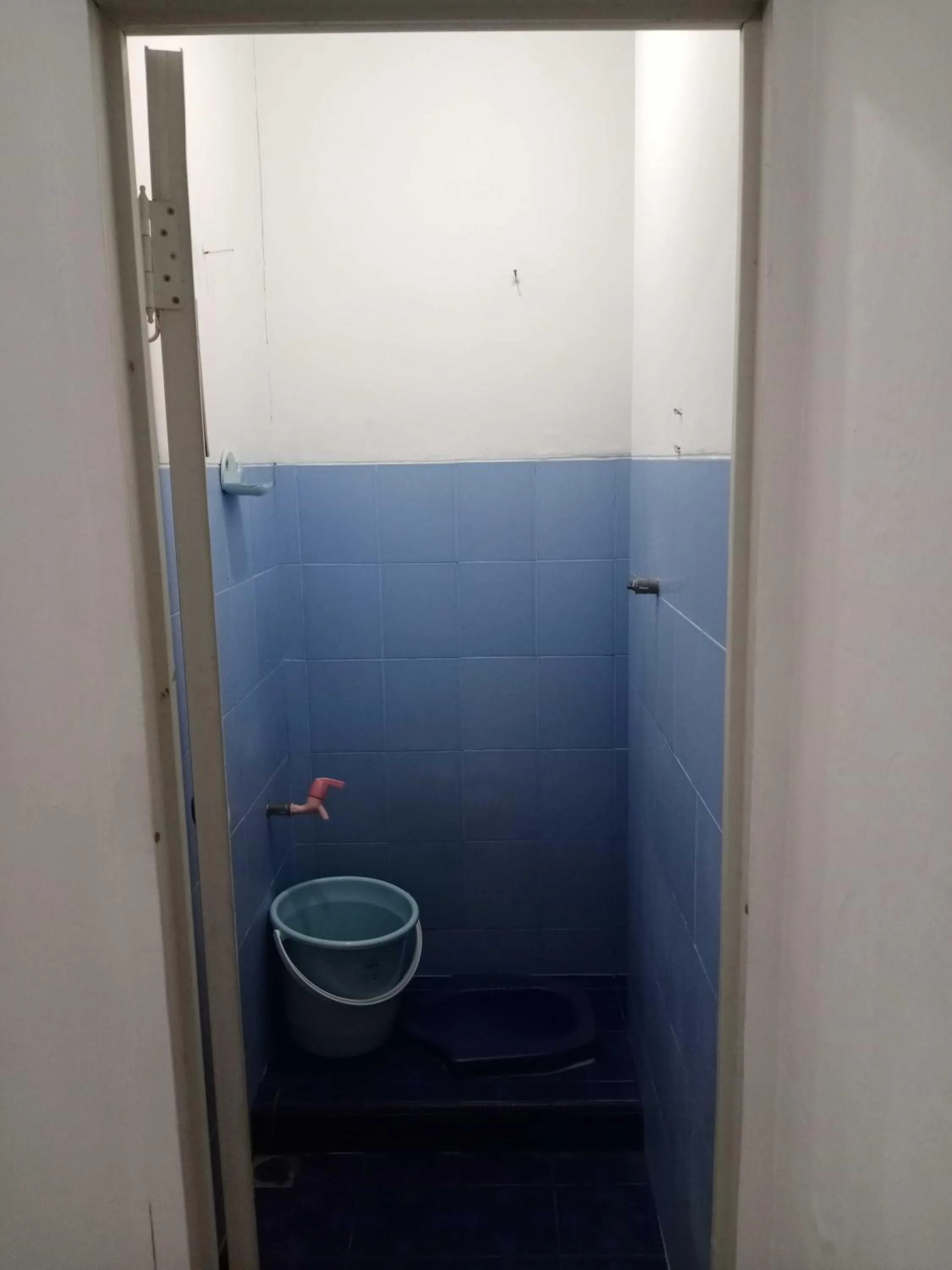 Bathroom in SPOT ON 91597 Sharie Homestay Syariah