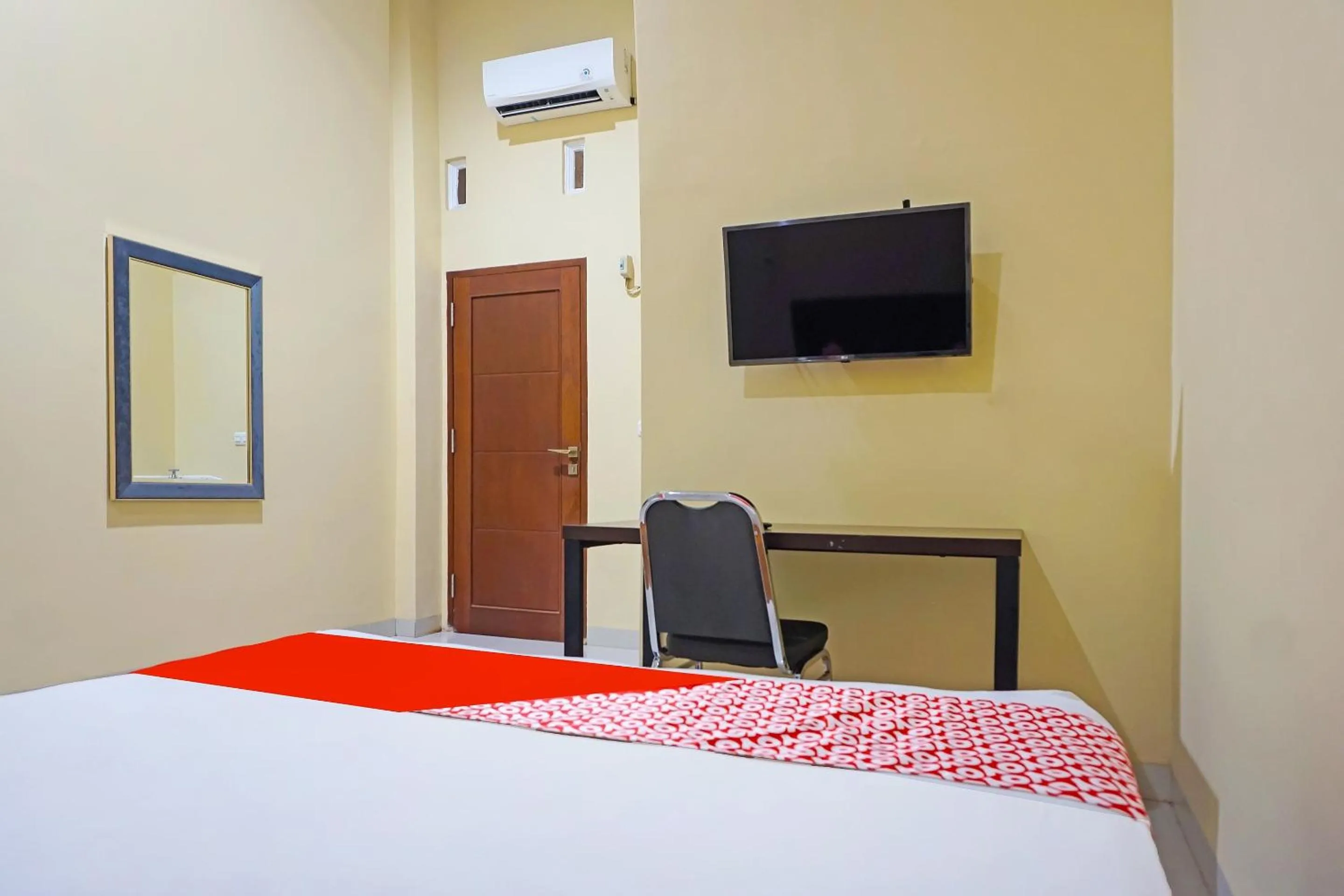 Bedroom, Bed in Hotel O Homestay Anitha Syariah Makassar
