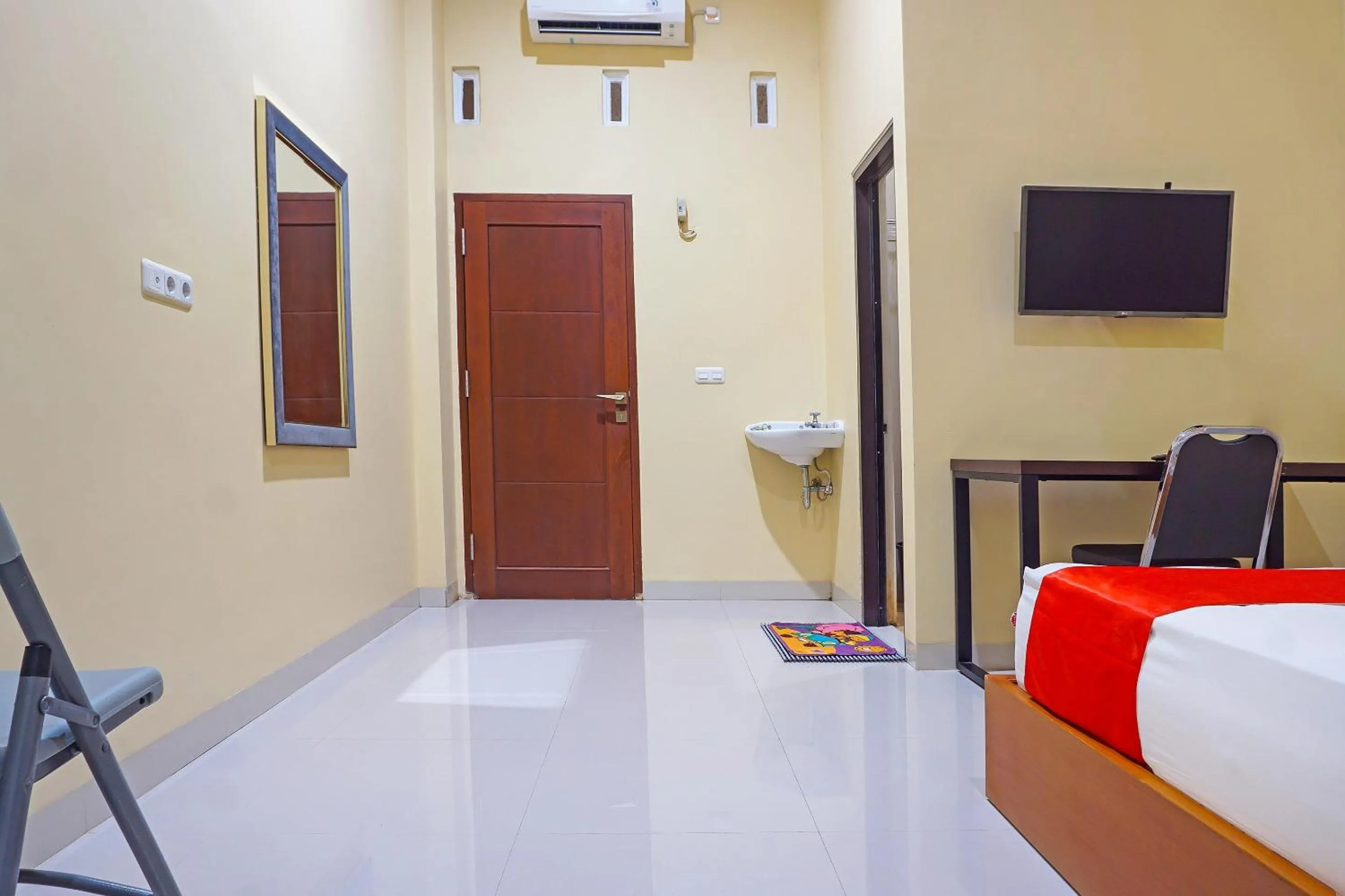 Bedroom, Bed in Hotel O Homestay Anitha Syariah Makassar