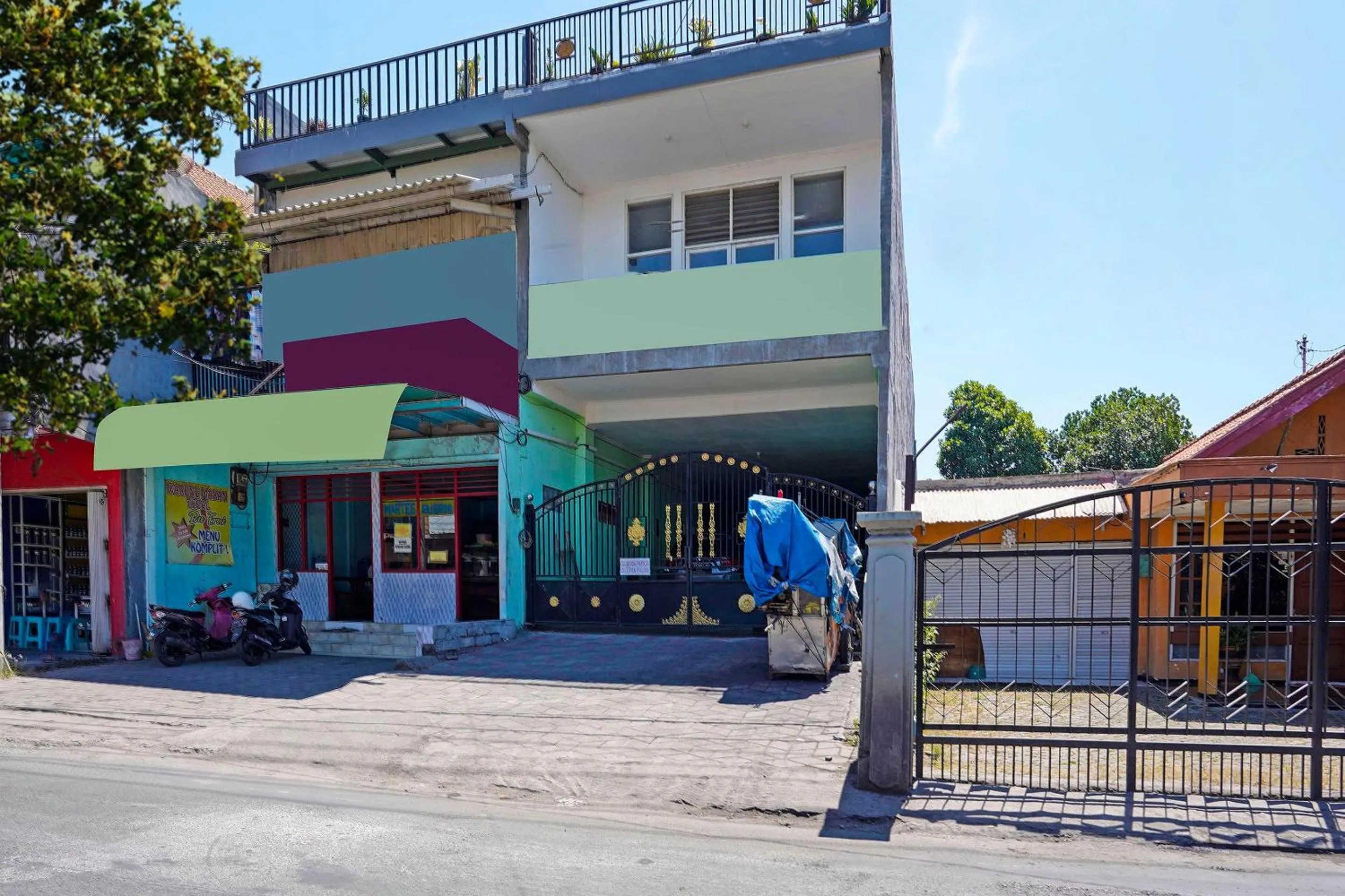 Facade/entrance in OYO Life 91670 Mannsur Homestay Syariah