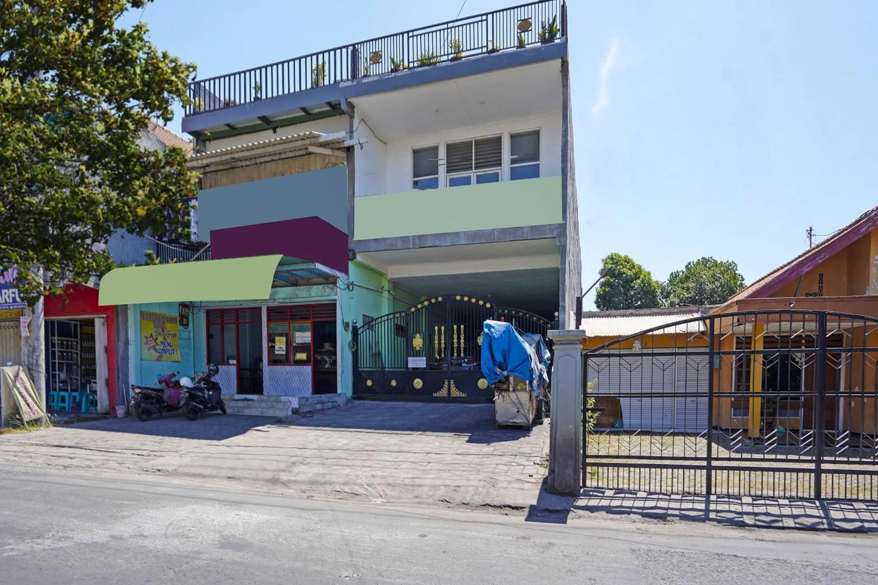 Facade/entrance in OYO Life 91670 Mannsur Homestay Syariah