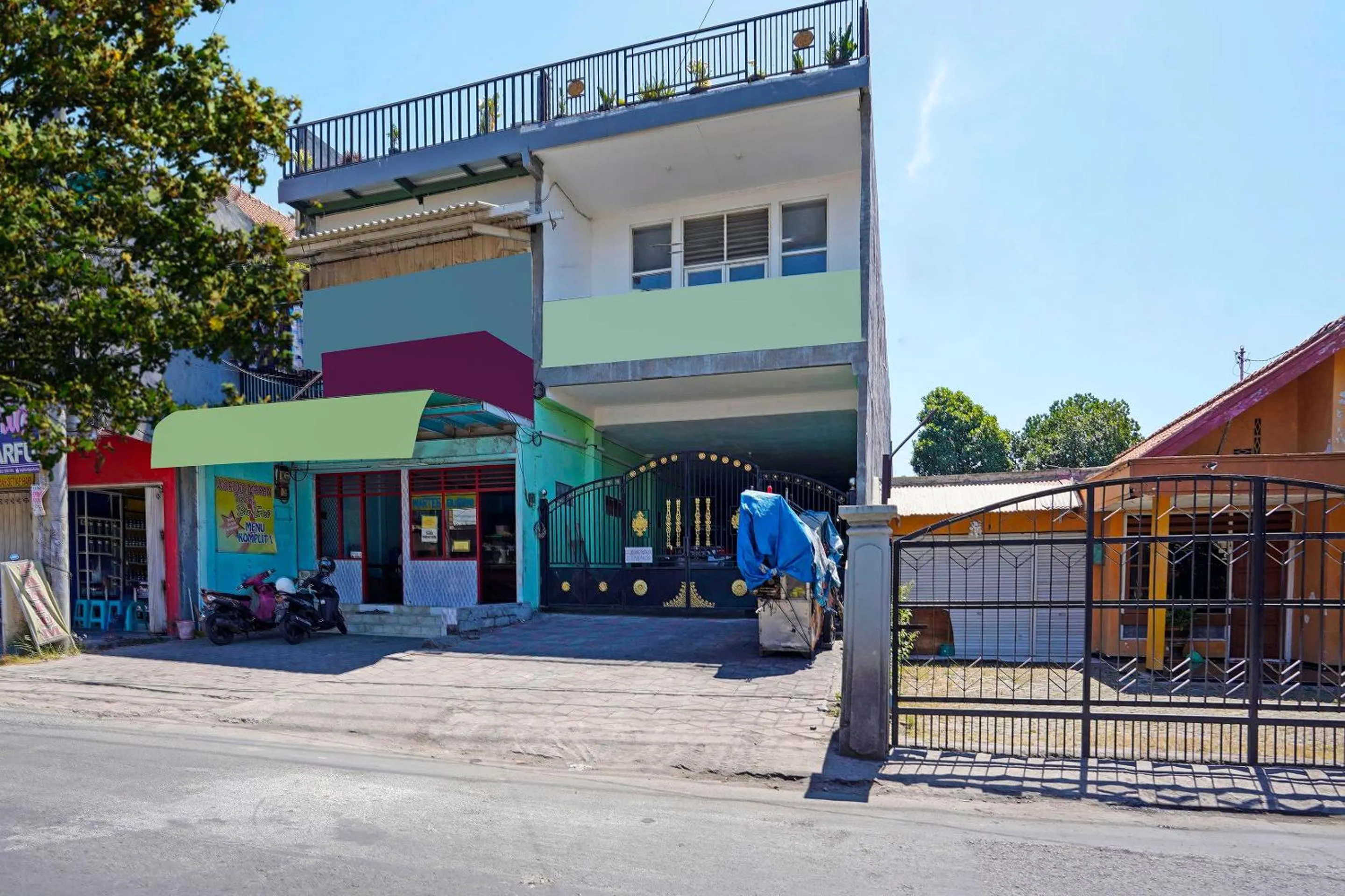 Facade/entrance in OYO Life 91670 Mannsur Homestay Syariah