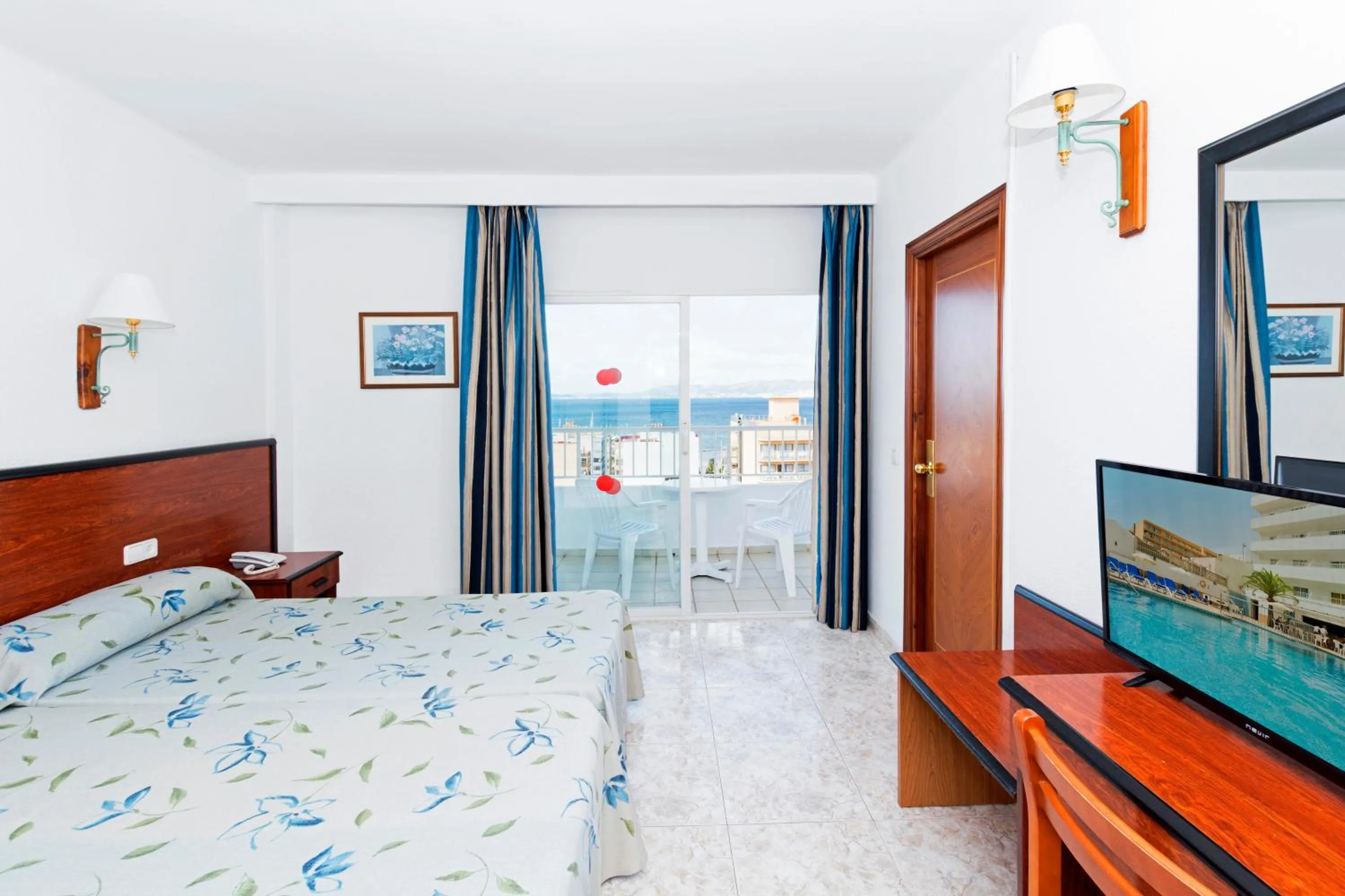 Photo of the whole room, Bed in HSM Reina del Mar