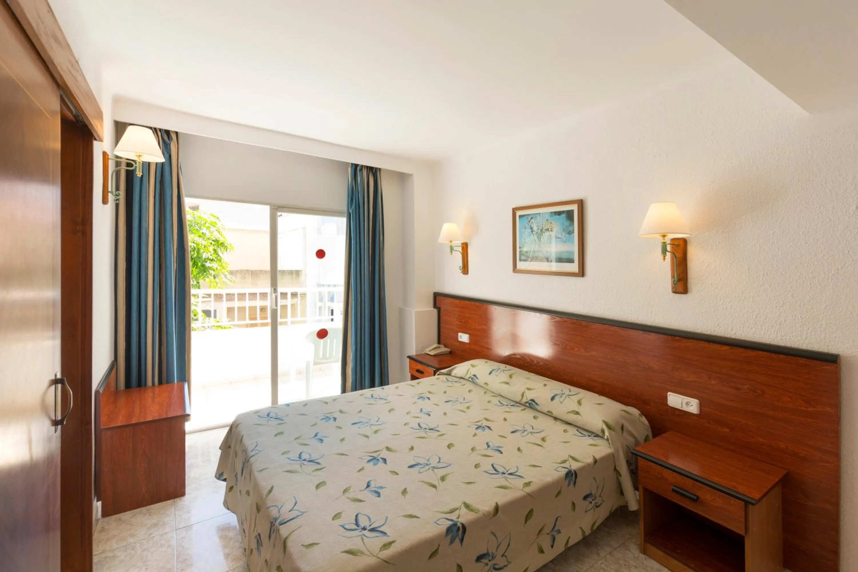 Photo of the whole room, Bed in HSM Reina del Mar