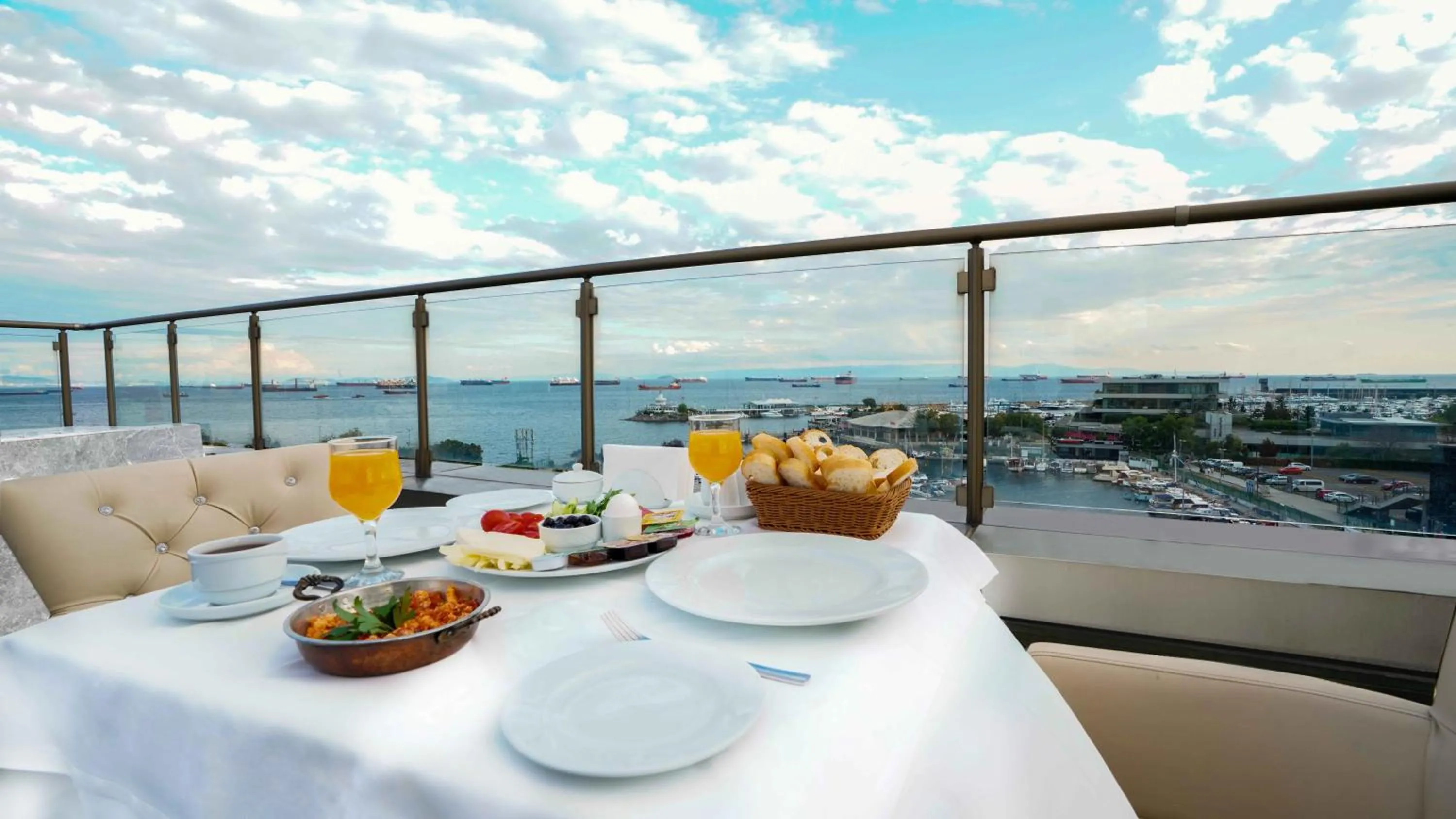 Balcony/Terrace in AURA MARINA HOTEL