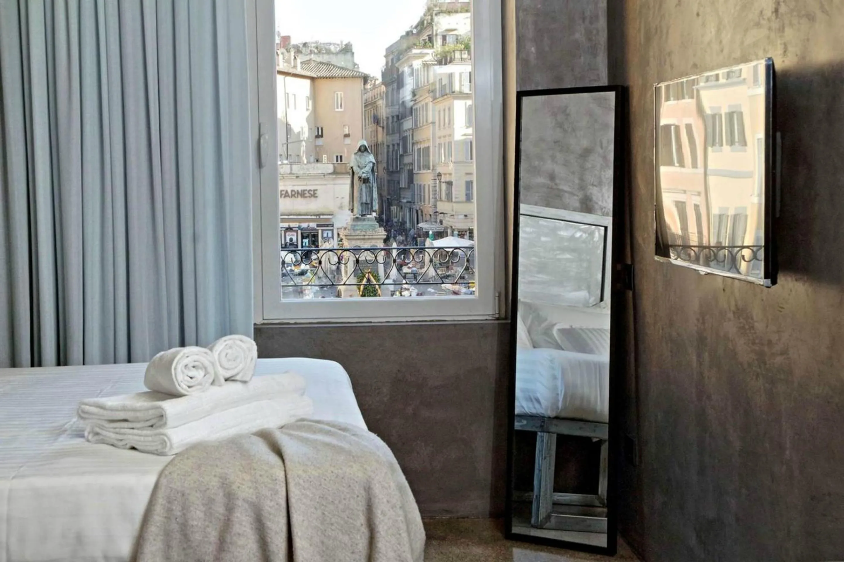 Bed in Mama's Home Rome