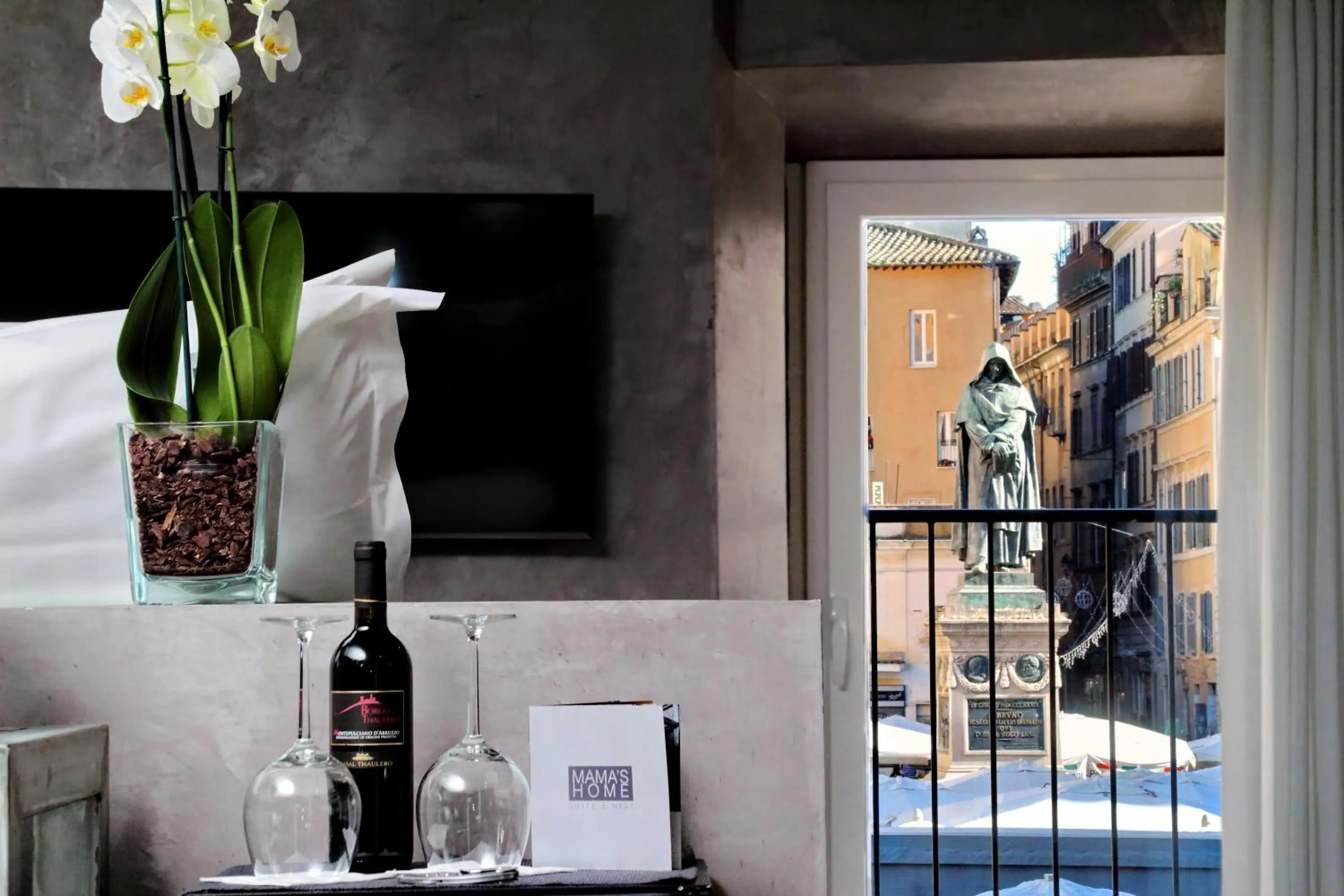 Decorative detail in Mama's Home Rome