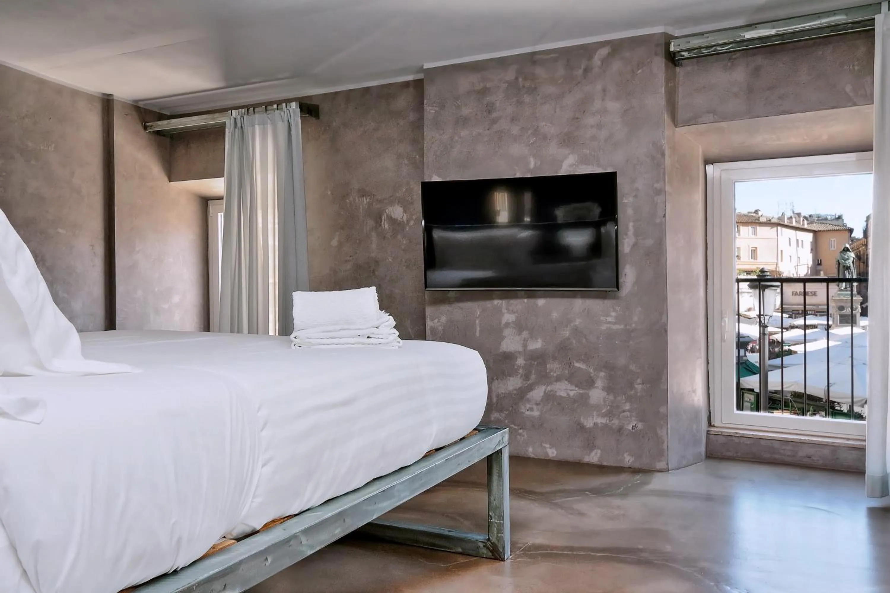 TV and multimedia, Bed in Mama's Home Rome