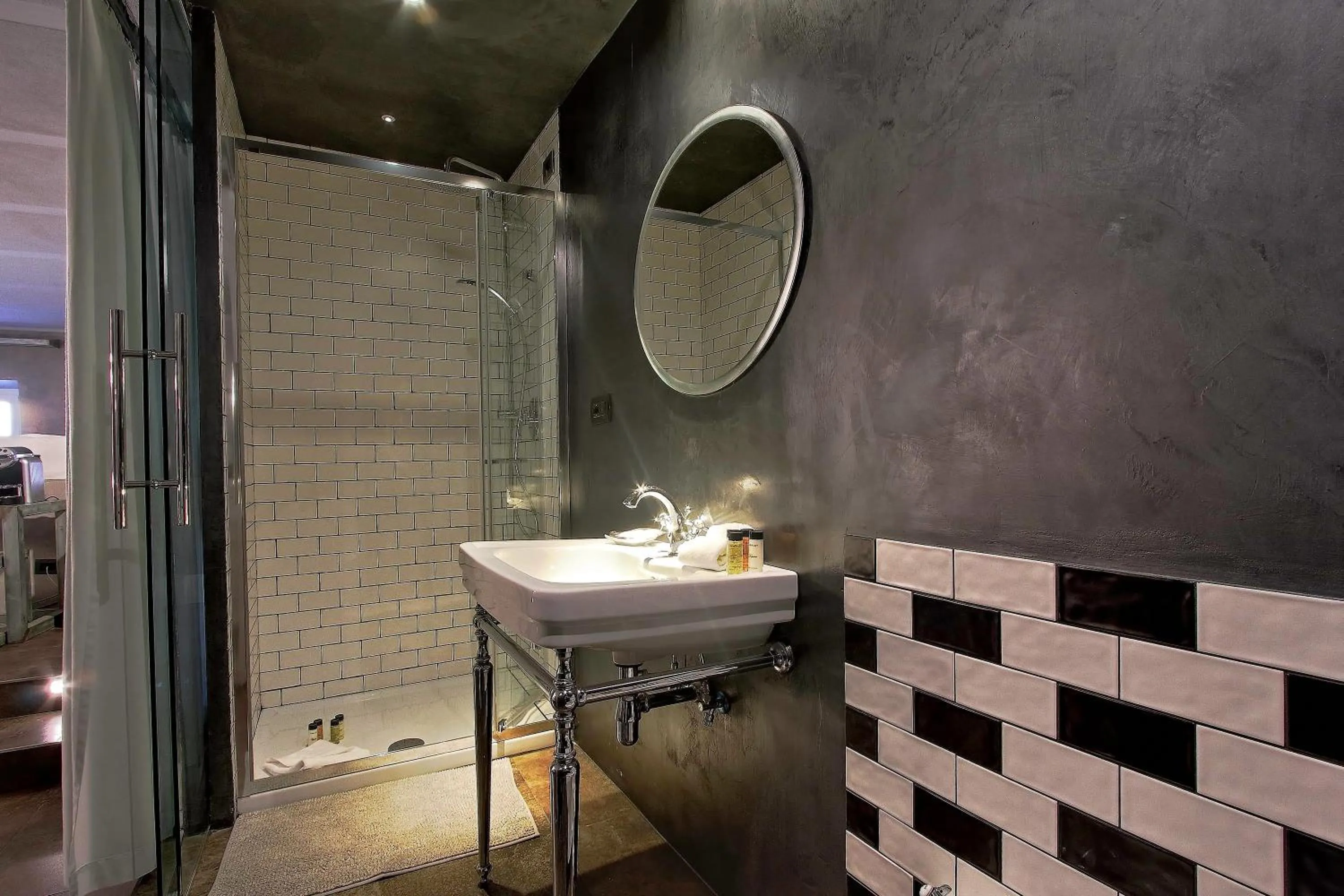 Shower in Mama's Home Rome