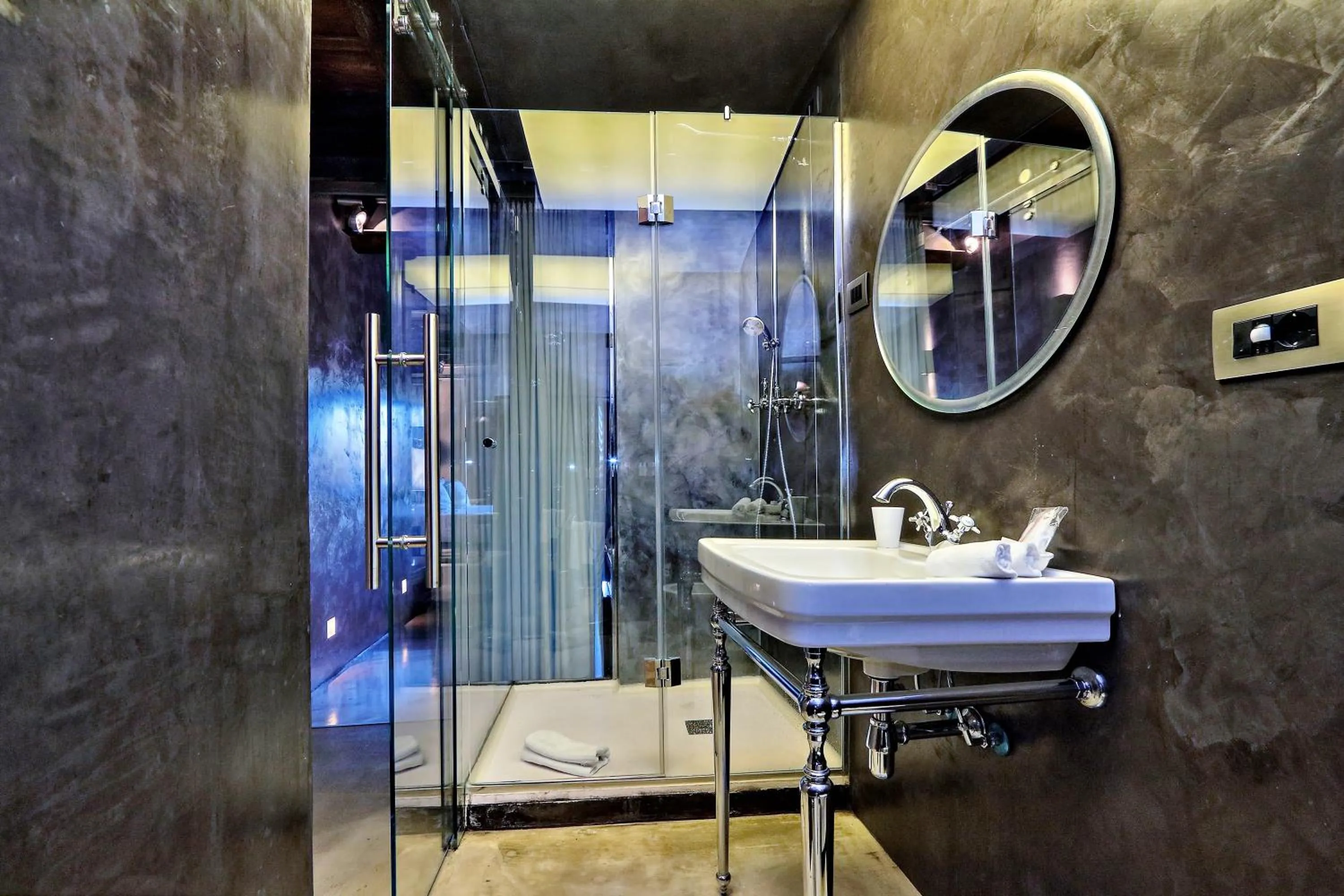 Shower in Mama's Home Rome