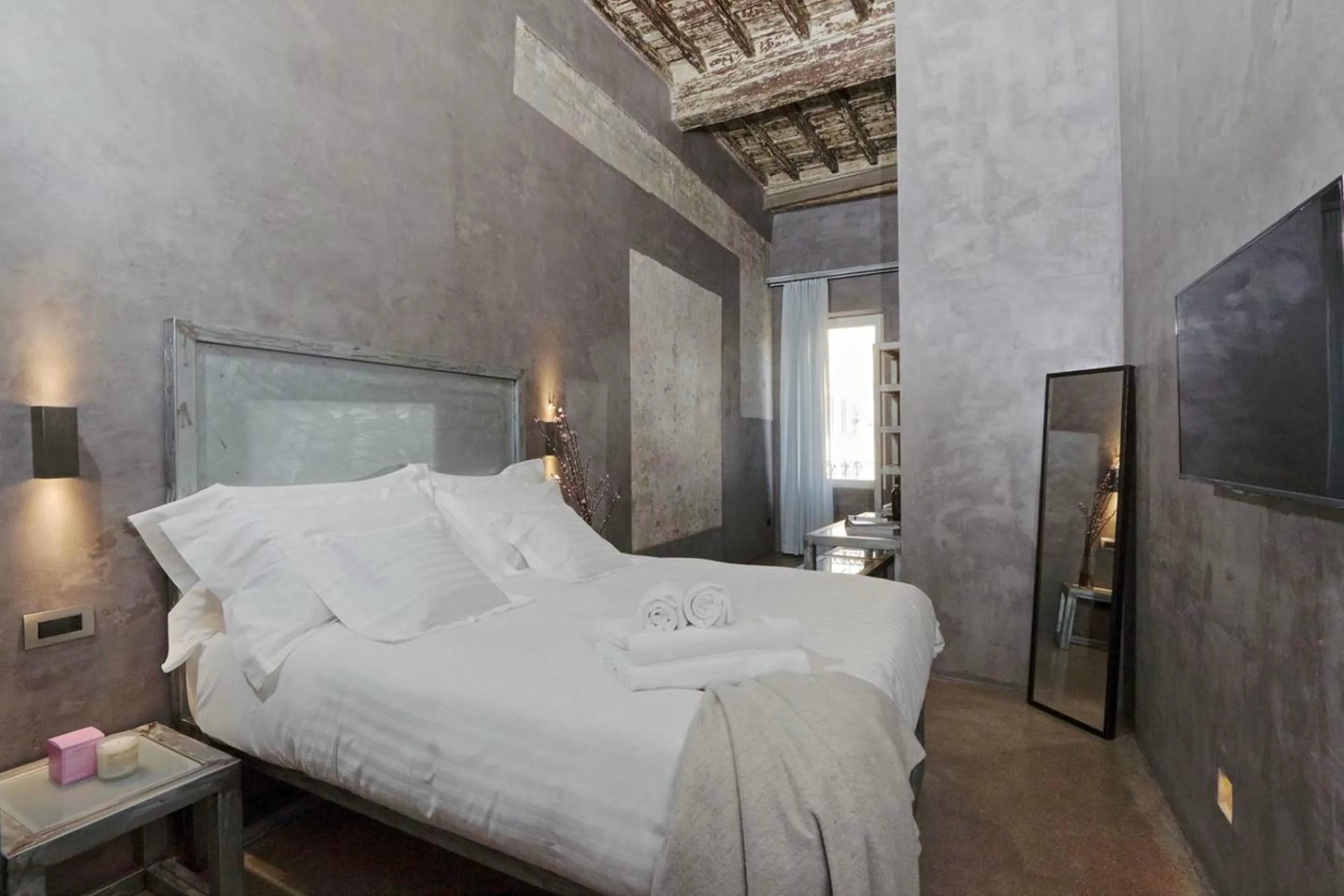 Bed in Mama's Home Rome