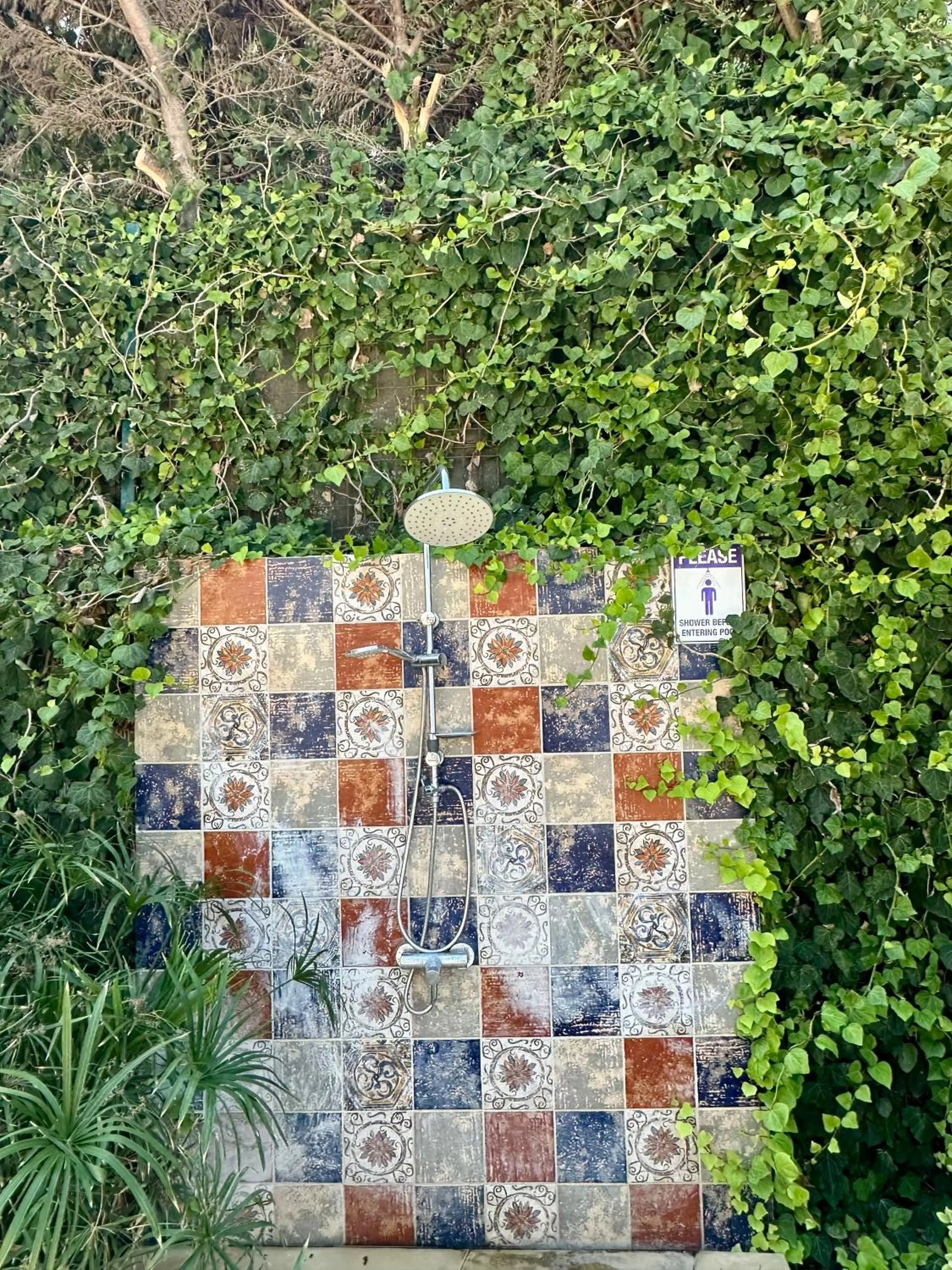 Shower in Sunside Inn Hotel