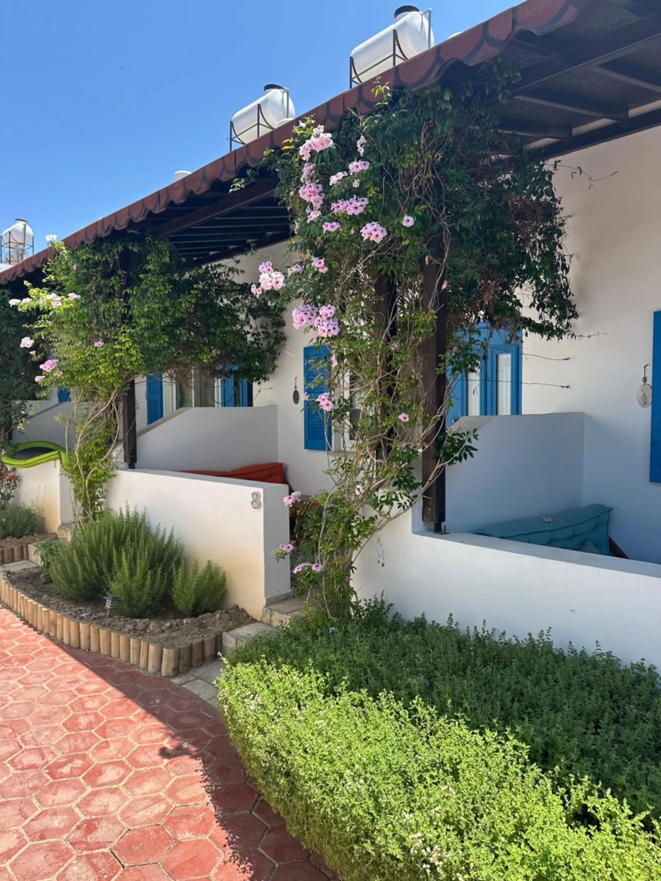 Property building in Sunside Inn Hotel