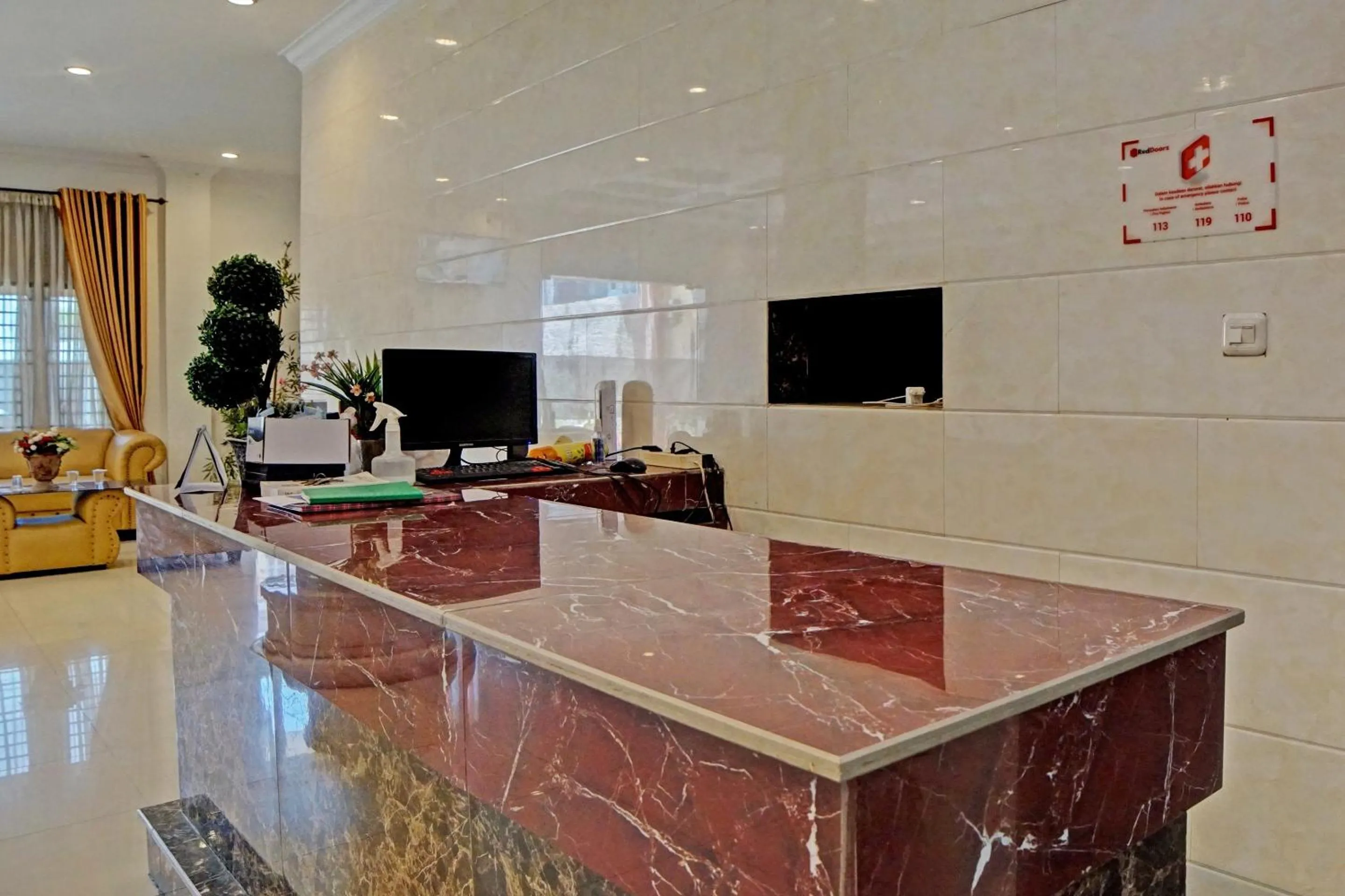 Lobby or reception in Hotel O Jr Residence Syariah