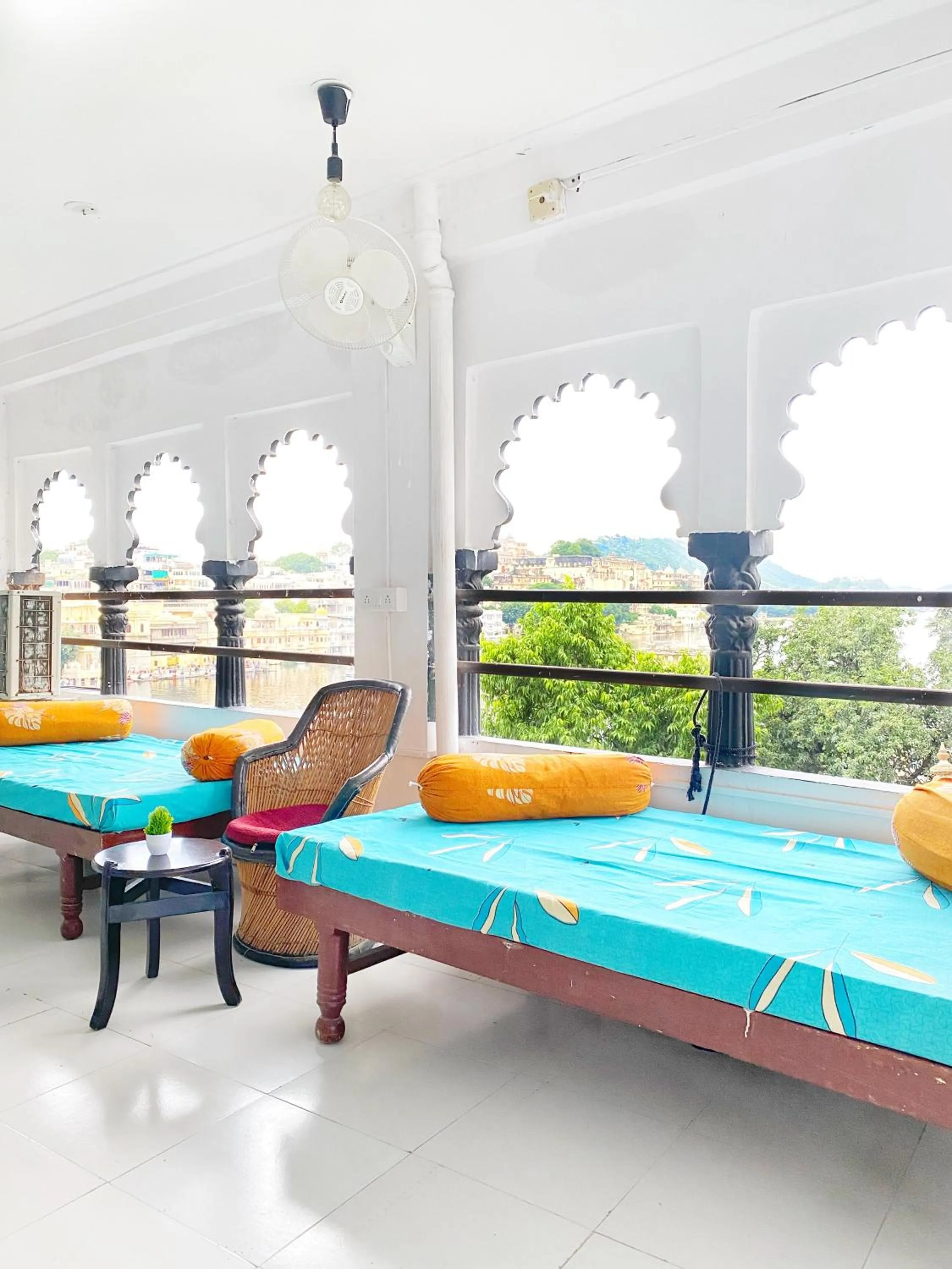 Communal lounge/ TV room in Jungle by sturmfrei Udaipur