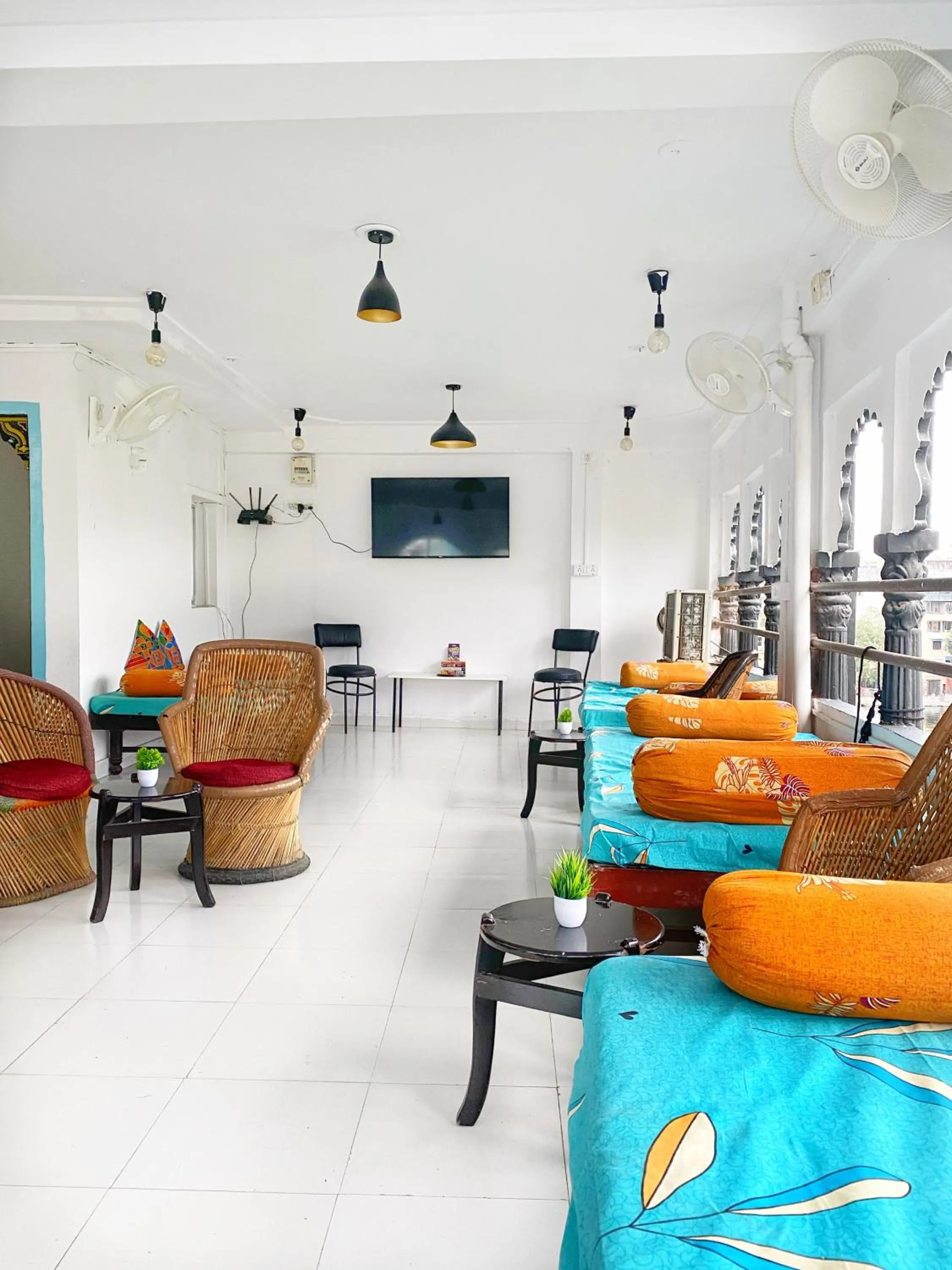 Communal lounge/ TV room in Jungle by sturmfrei Udaipur