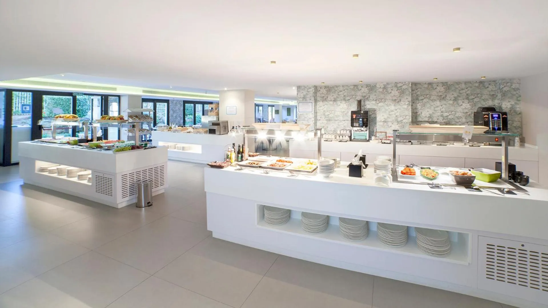 Restaurant/places to eat in Alanda Marbella Hotel & Wellness