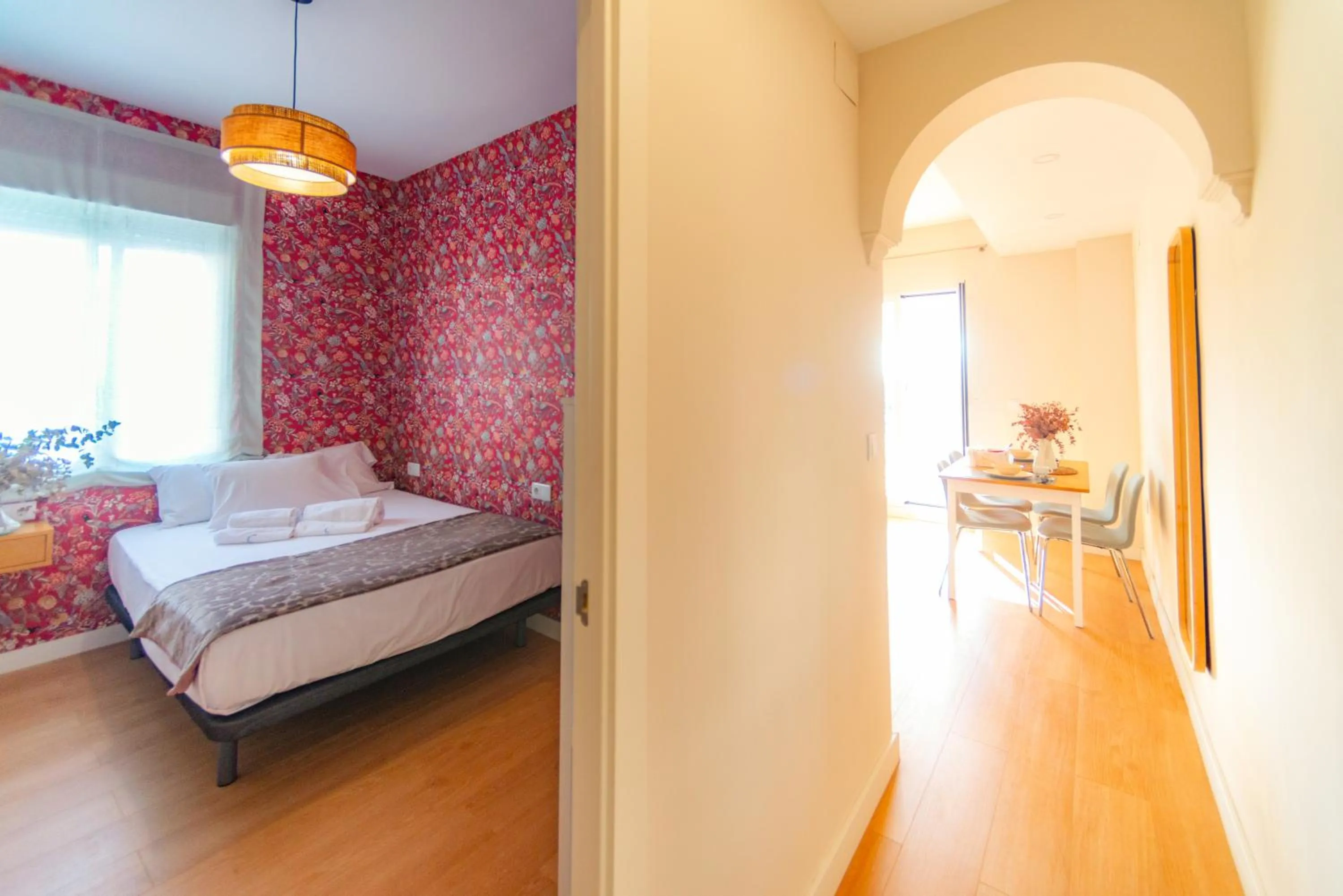 Photo of the whole room, Bed in Suites Casa San Mateo