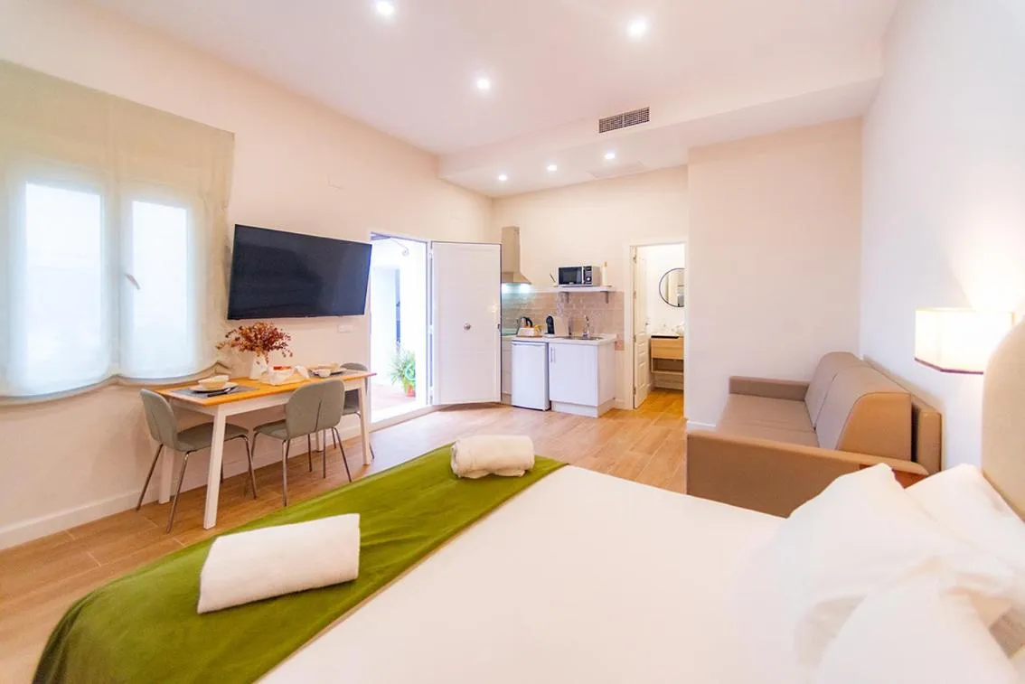 Photo of the whole room, Bed in Suites Casa San Mateo