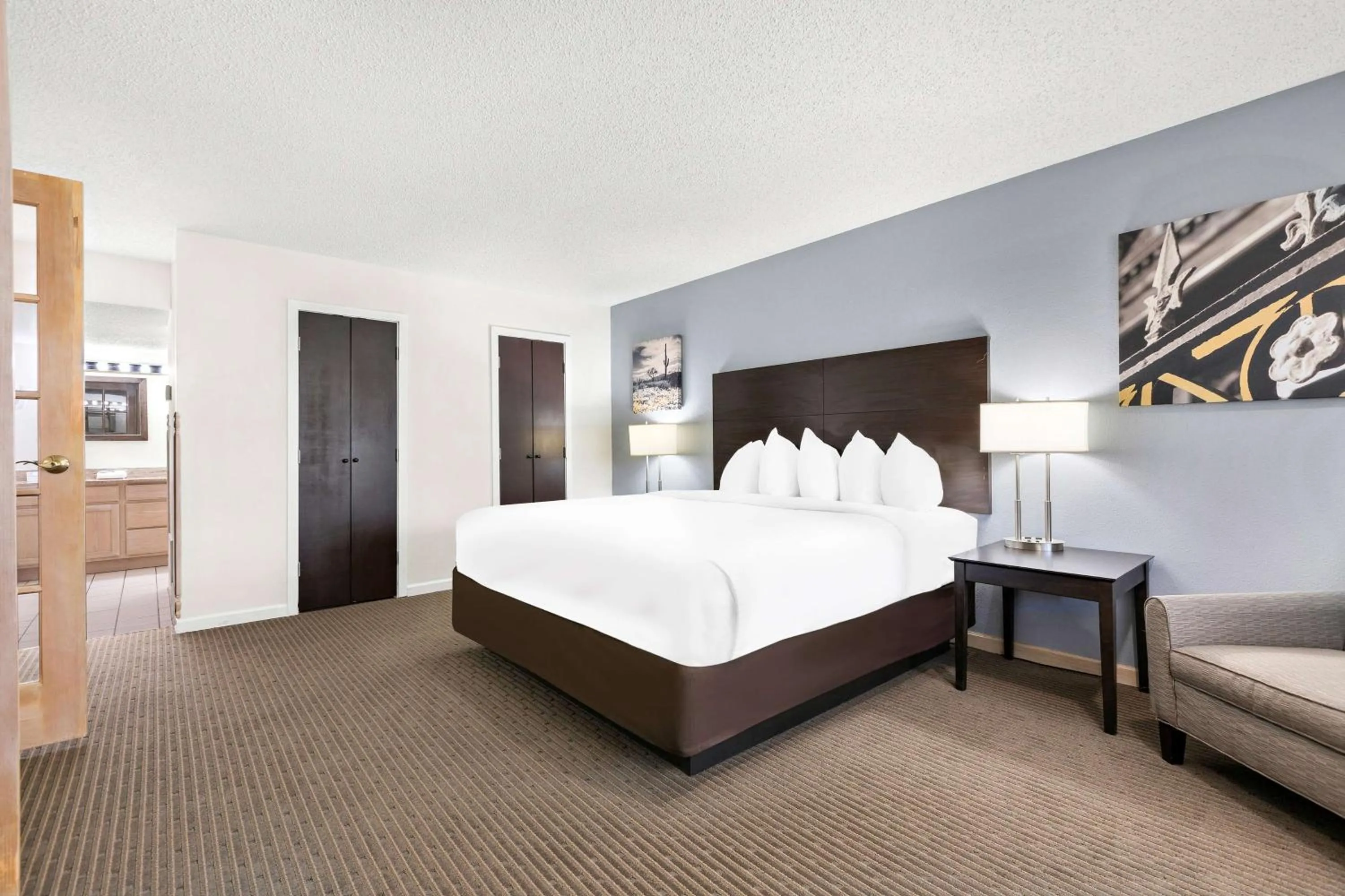 Photo of the whole room, Bed in Best Western Downtown Casper Hotel