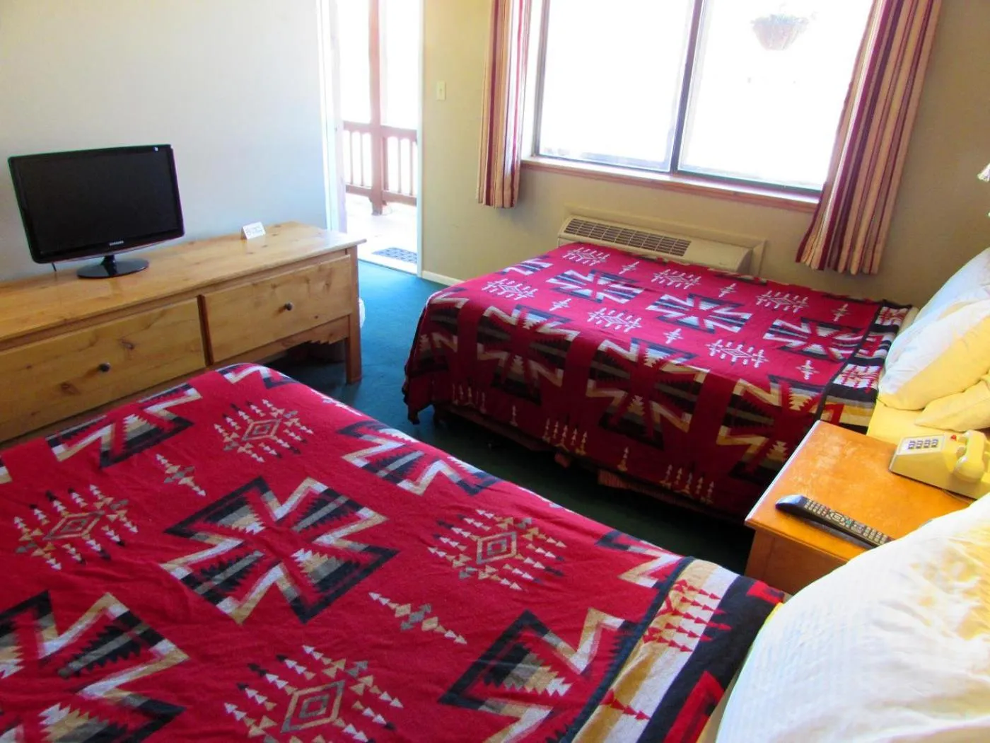 Photo of the whole room, Bed in The Rim Rock Inn