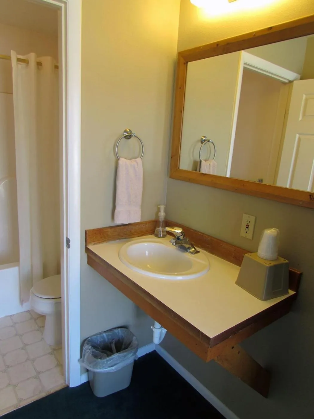 Bathroom in The Rim Rock Inn