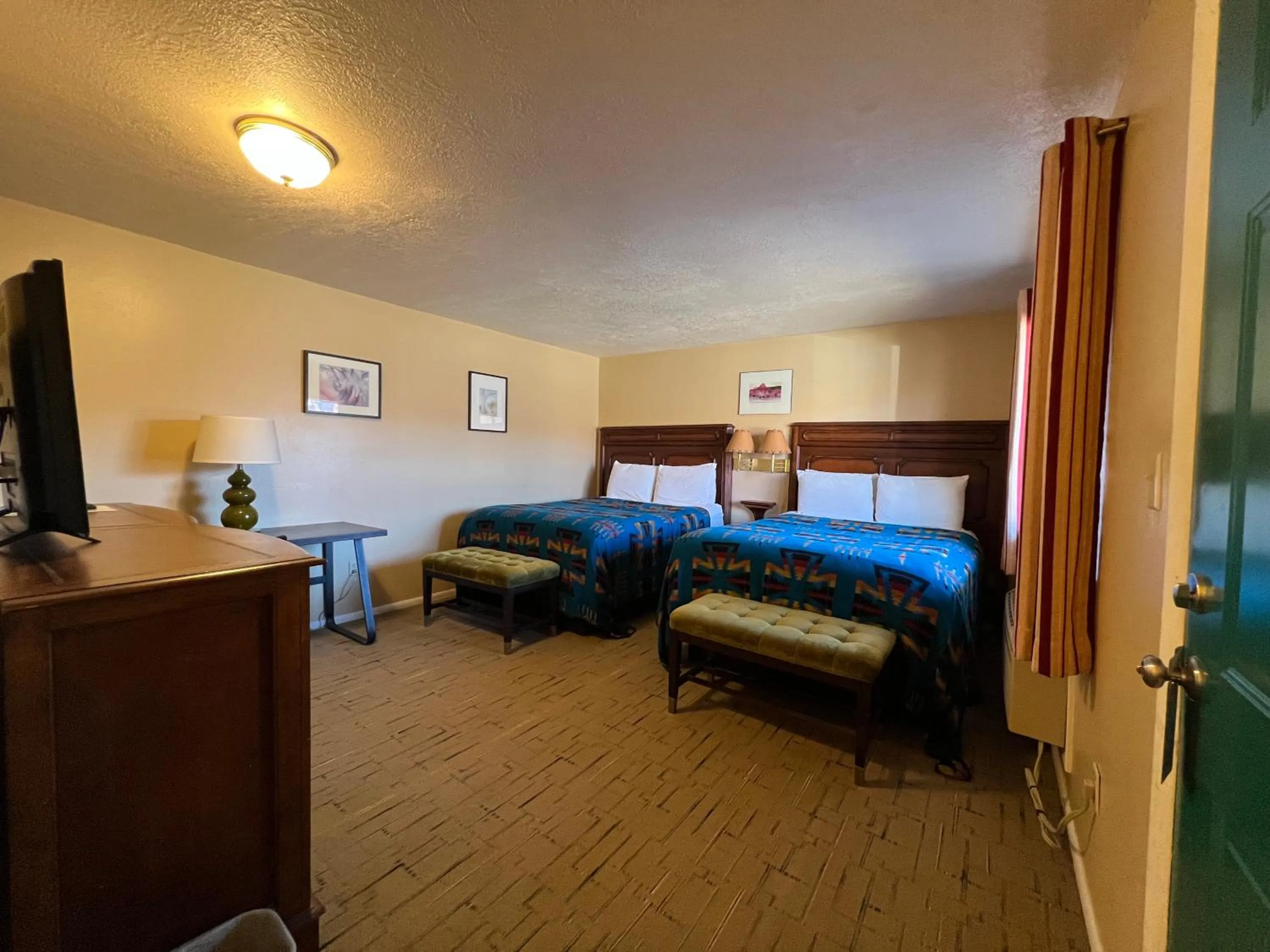 Bed in The Rim Rock Inn