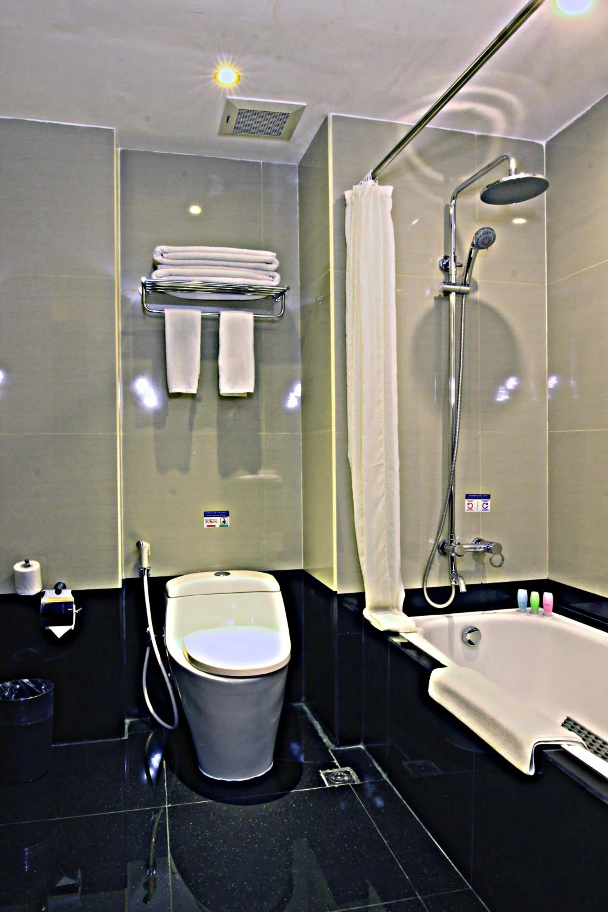 Shower in Best Western Plus Makassar Beach