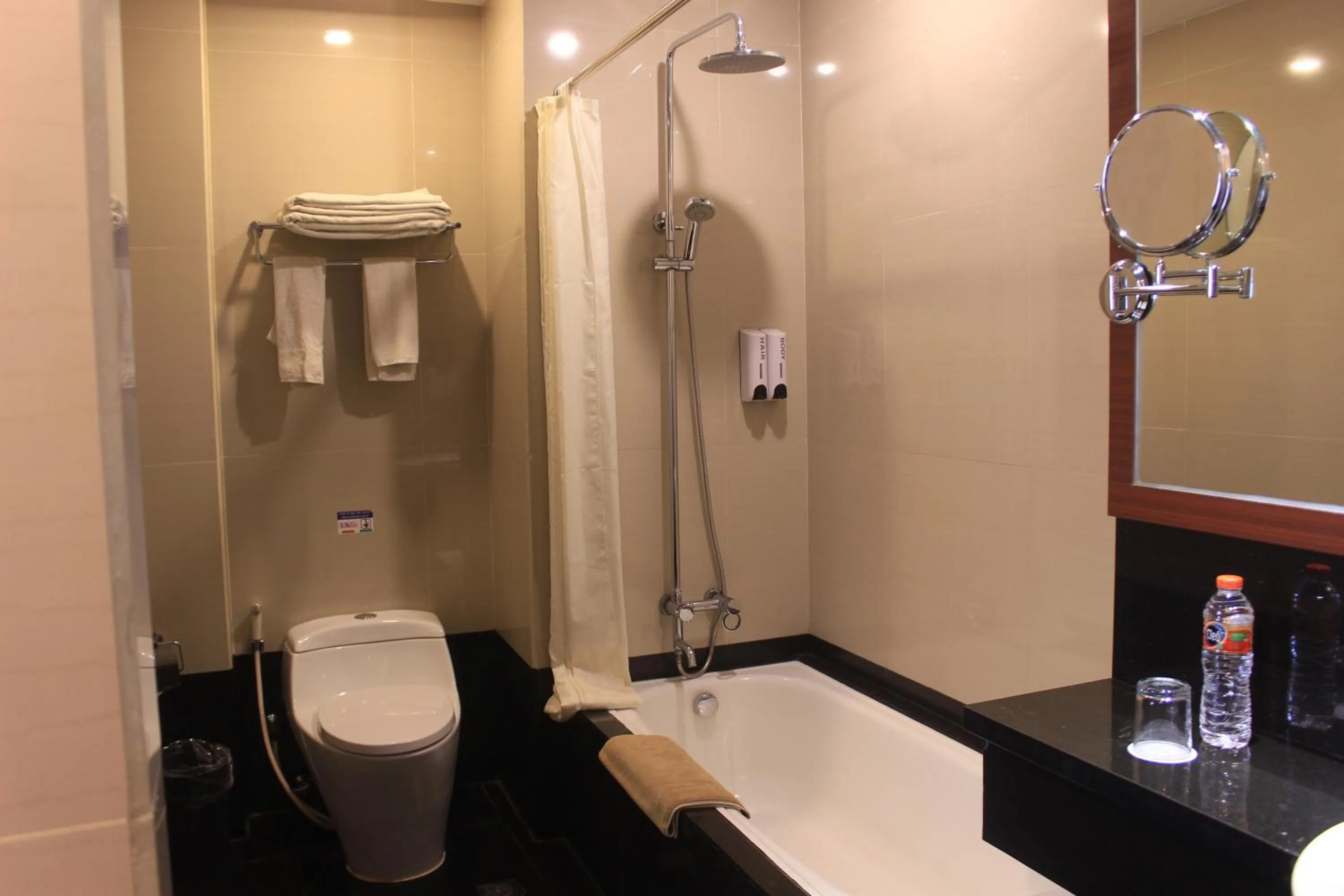 Shower in Best Western Plus Makassar Beach