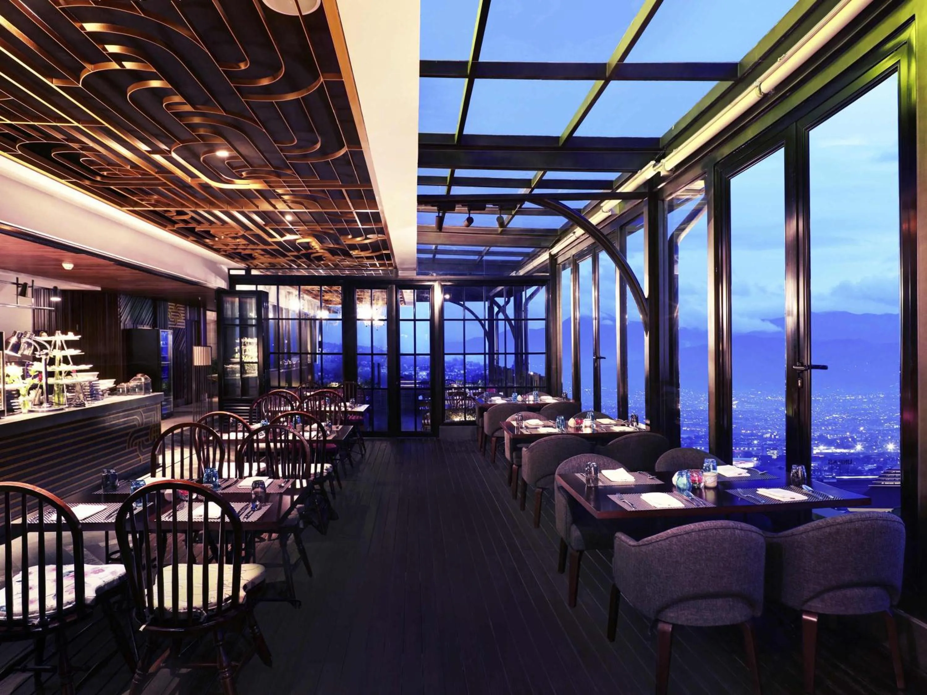 Lounge or bar in Grand Mercure Bandung Setiabudi