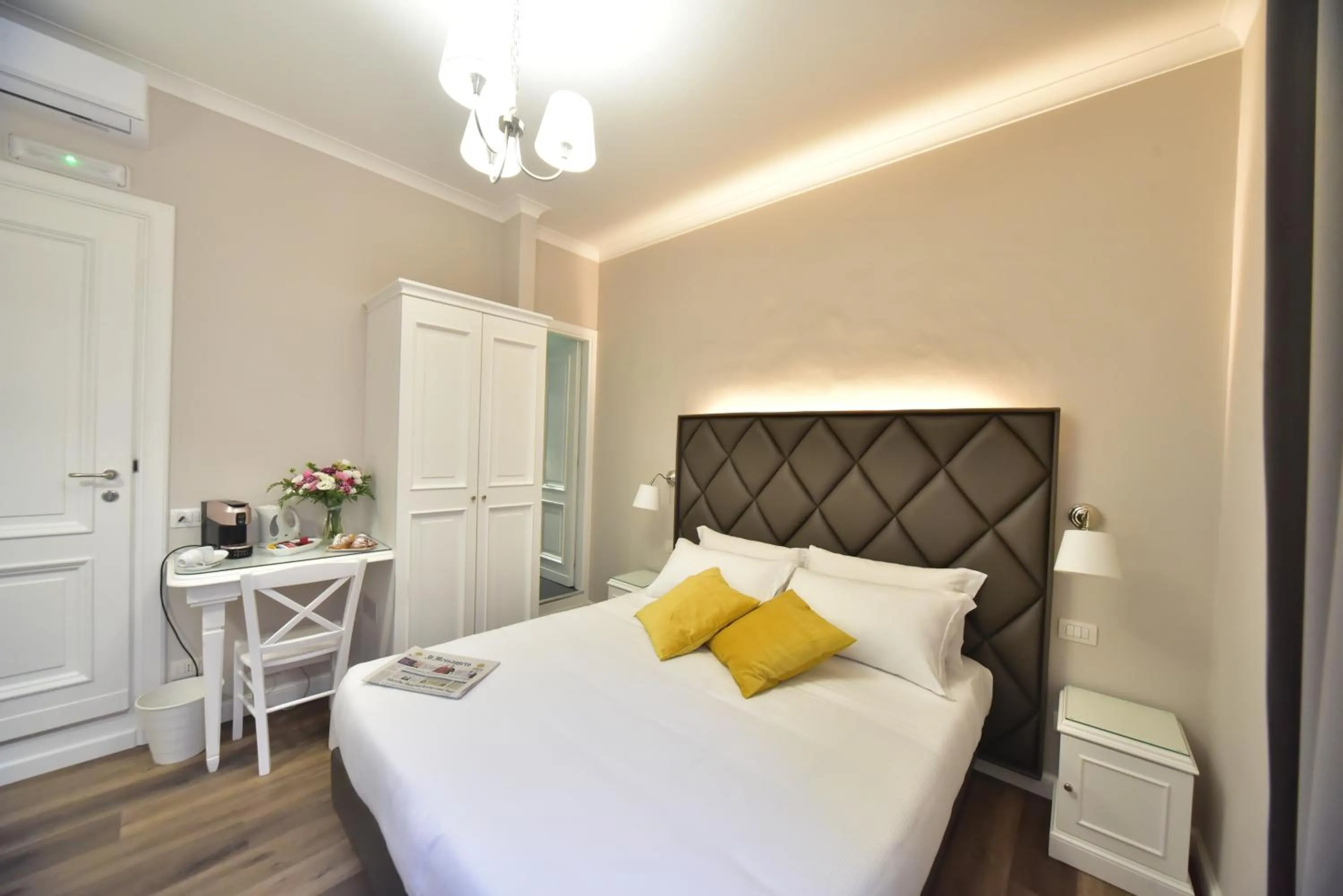 Photo of the whole room, Bed in Sacconi Palace Suite Roma