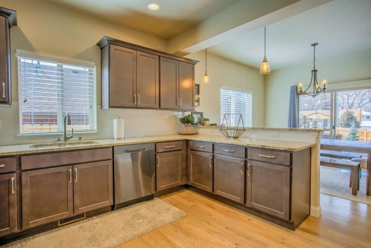 4BD Pikes Peak Views Minutes to Hiking & Dining