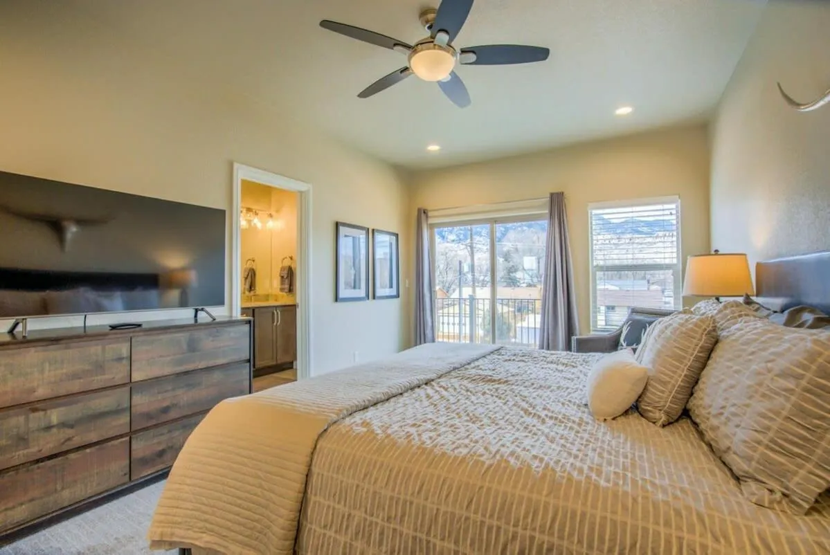 4BD Pikes Peak Views Minutes to Hiking & Dining