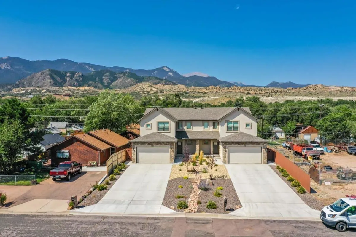 4BD Pikes Peak Views Minutes to Hiking & Dining