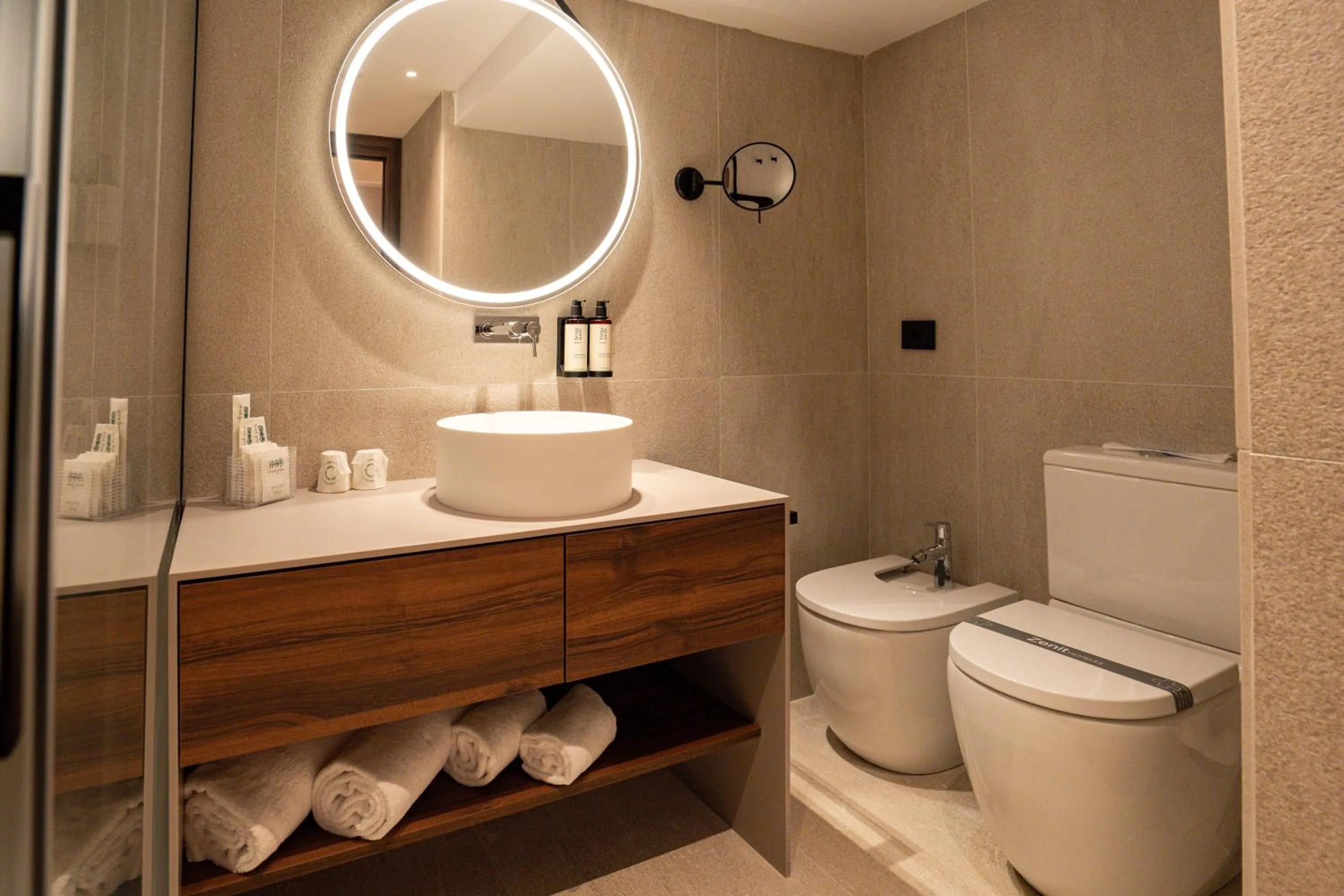 Shower in Zenit Borrell